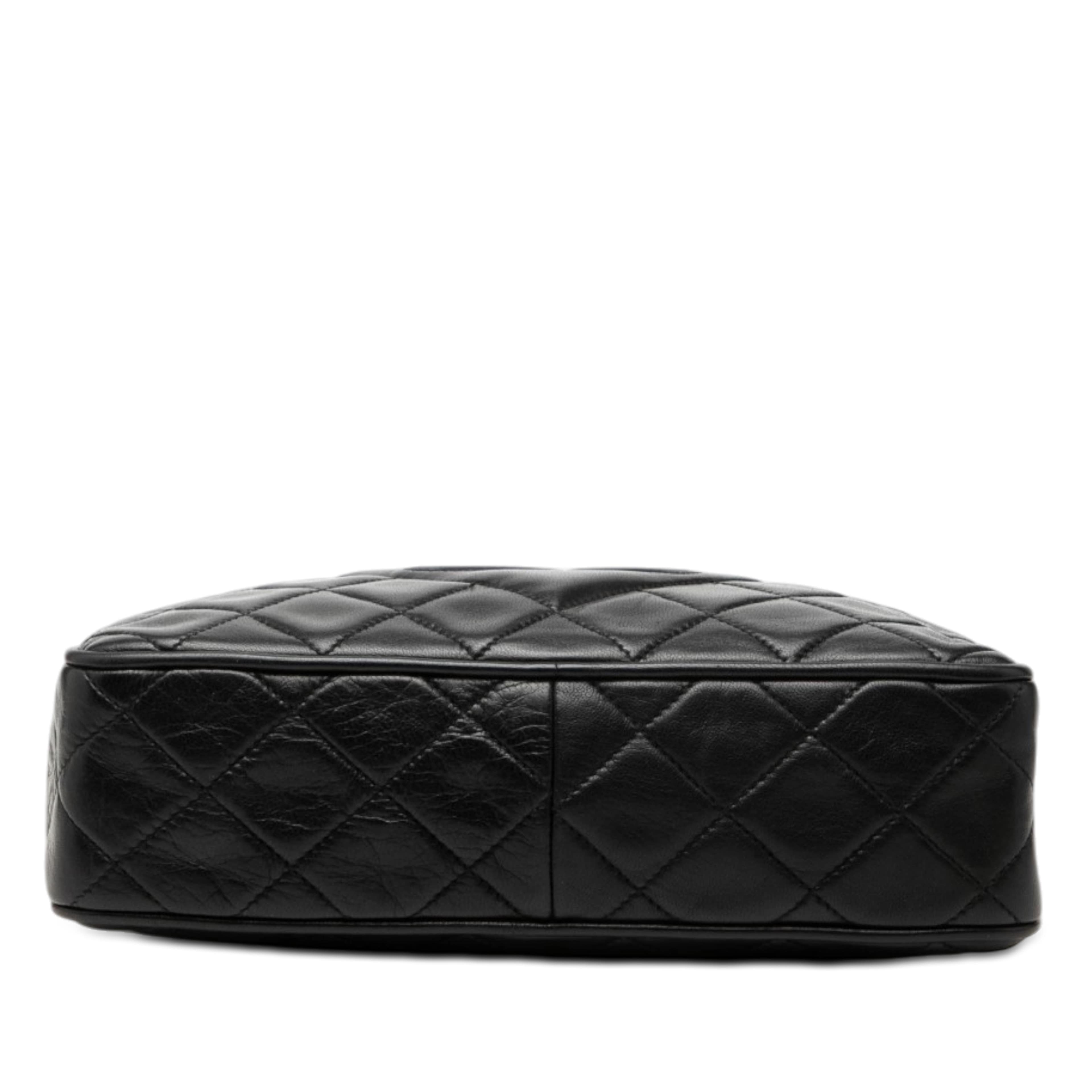 Chanel Cc Quilted Lambskin Tassel Camera Bag, från Luxclusif, i färgen black. Klicka för att öppna bilden i stort format