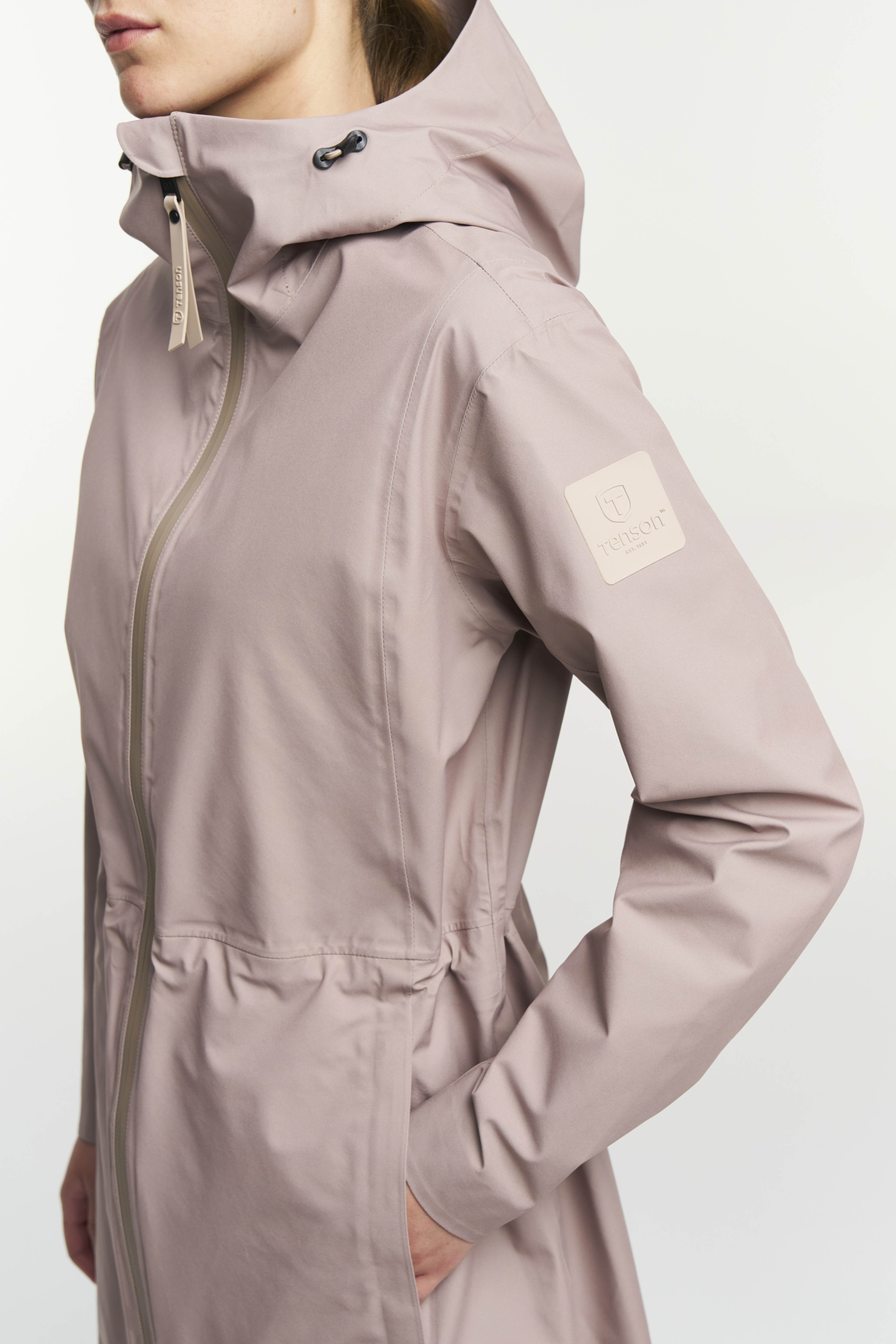 Maxi Parka Women, från Tenson, i färgen sand. Klicka för att öppna bilden i stort format