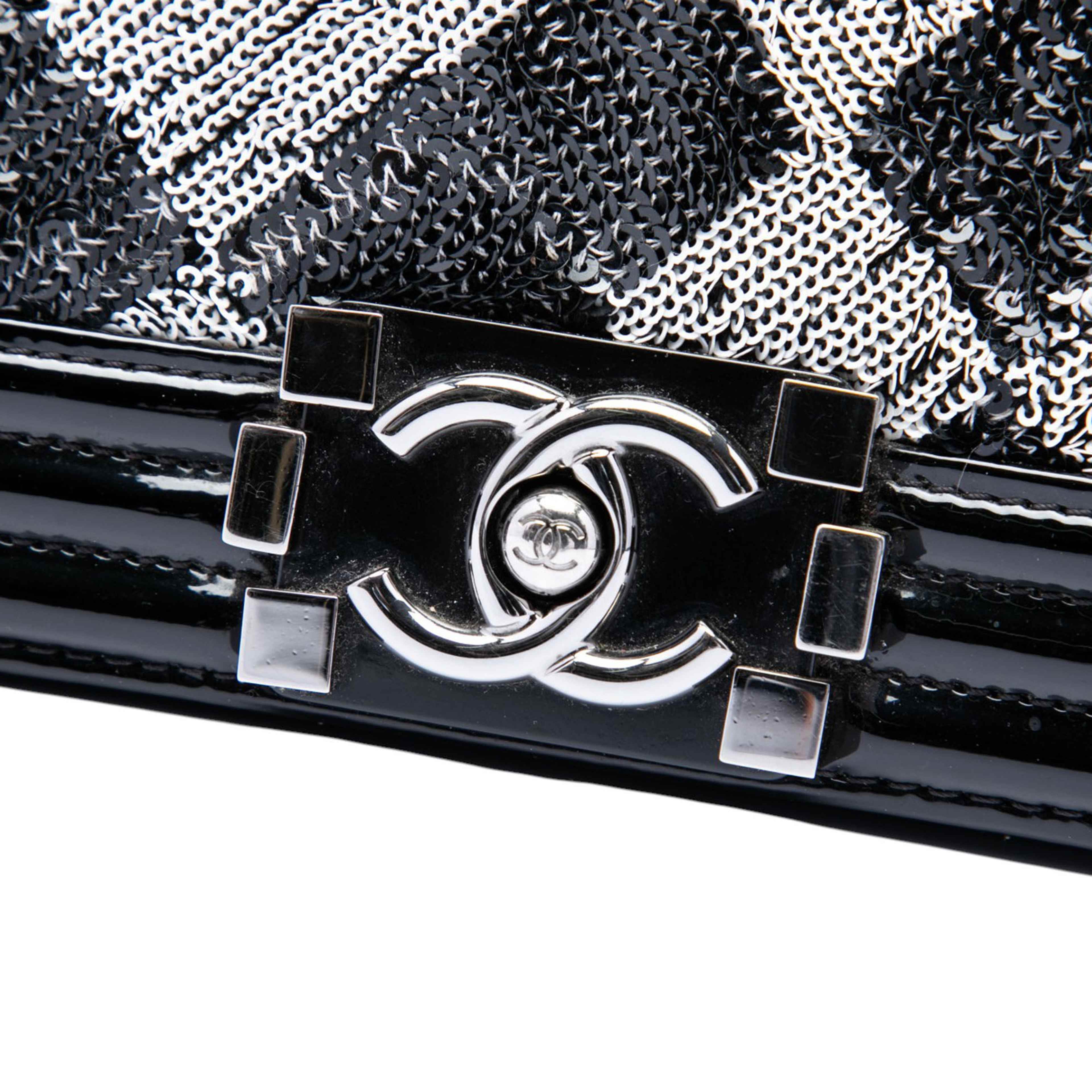 Chanel Old Medium Sequin And Patent Boy Flap, från Luxclusif, i färgen svart. Klicka för att öppna bilden i stort format