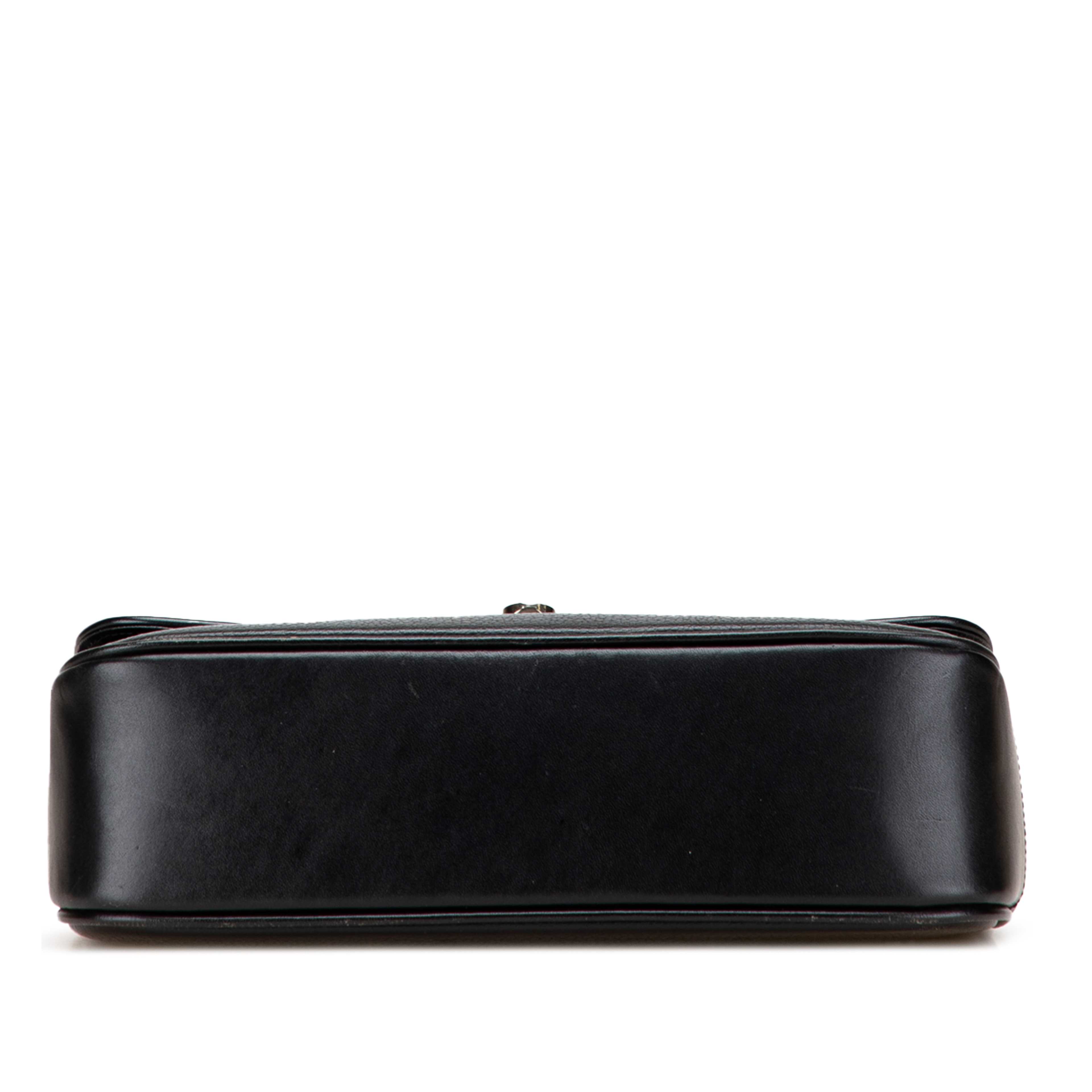 Burberry Leather Handbag, från Luxclusif, i färgen black. Klicka för att öppna bilden i stort format