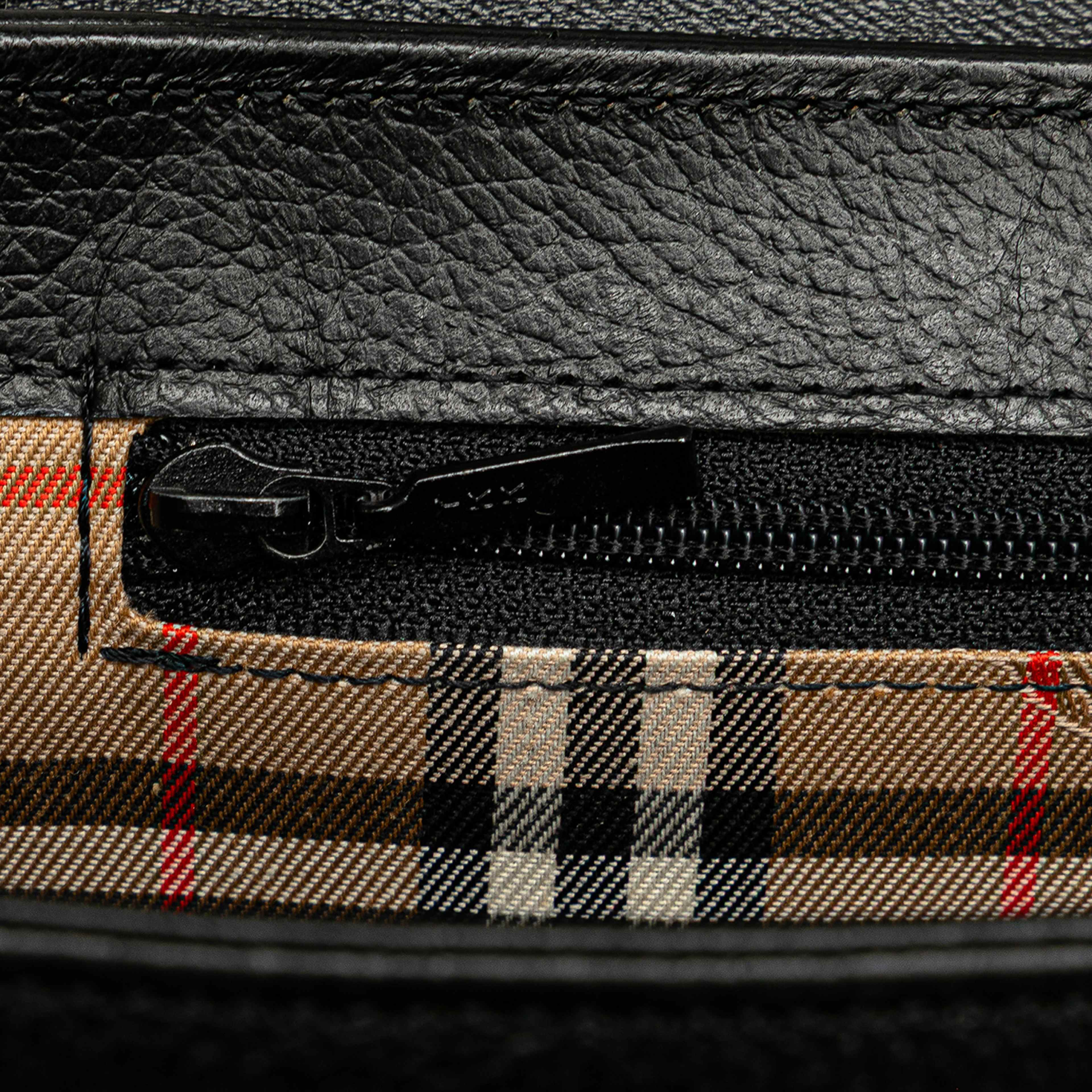 Burberry Leather Handbag, från Luxclusif, i färgen black. Klicka för att öppna bilden i stort format