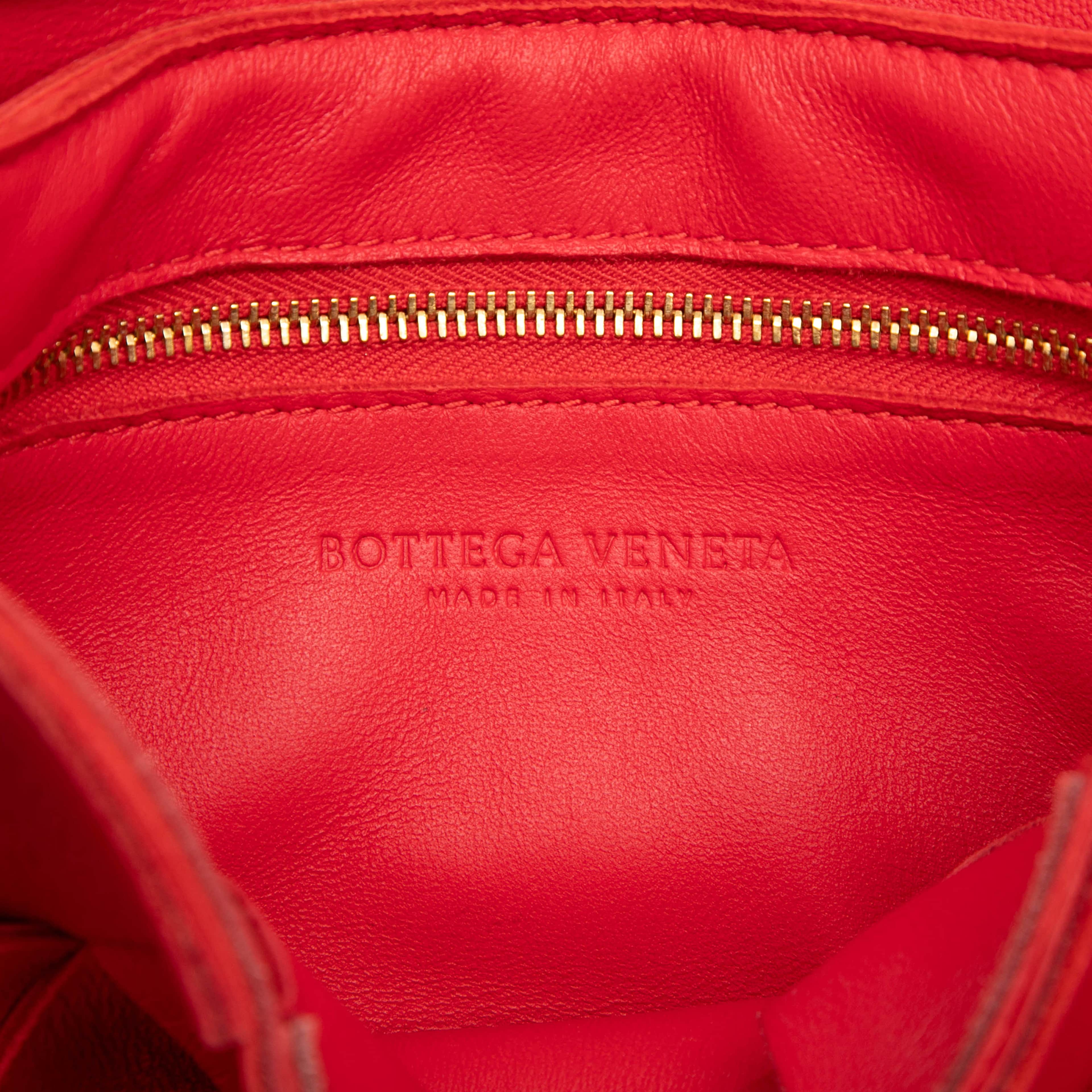 Bottega Veneta Nappa Intrecciato Cassette Crossbody, från Luxclusif, i färgen röd. Klicka för att öppna bilden i stort format