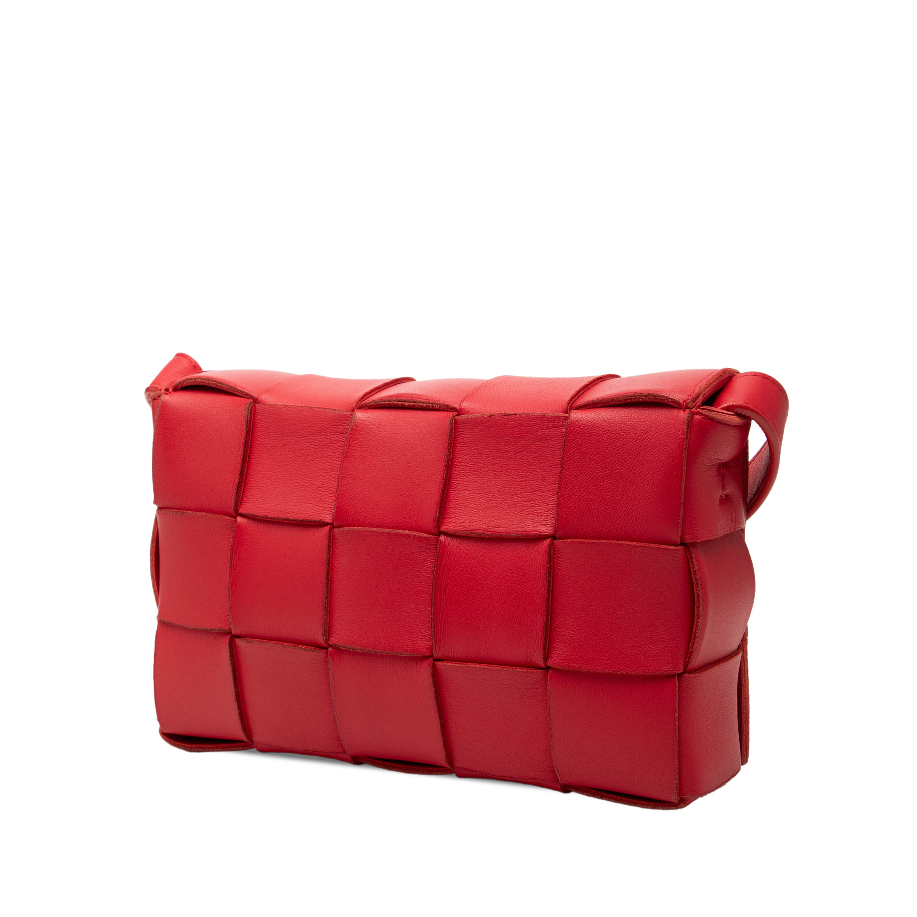 Bottega Veneta Nappa Intrecciato Cassette Crossbody, från Luxclusif, i färgen röd. Klicka för att öppna bilden i stort format