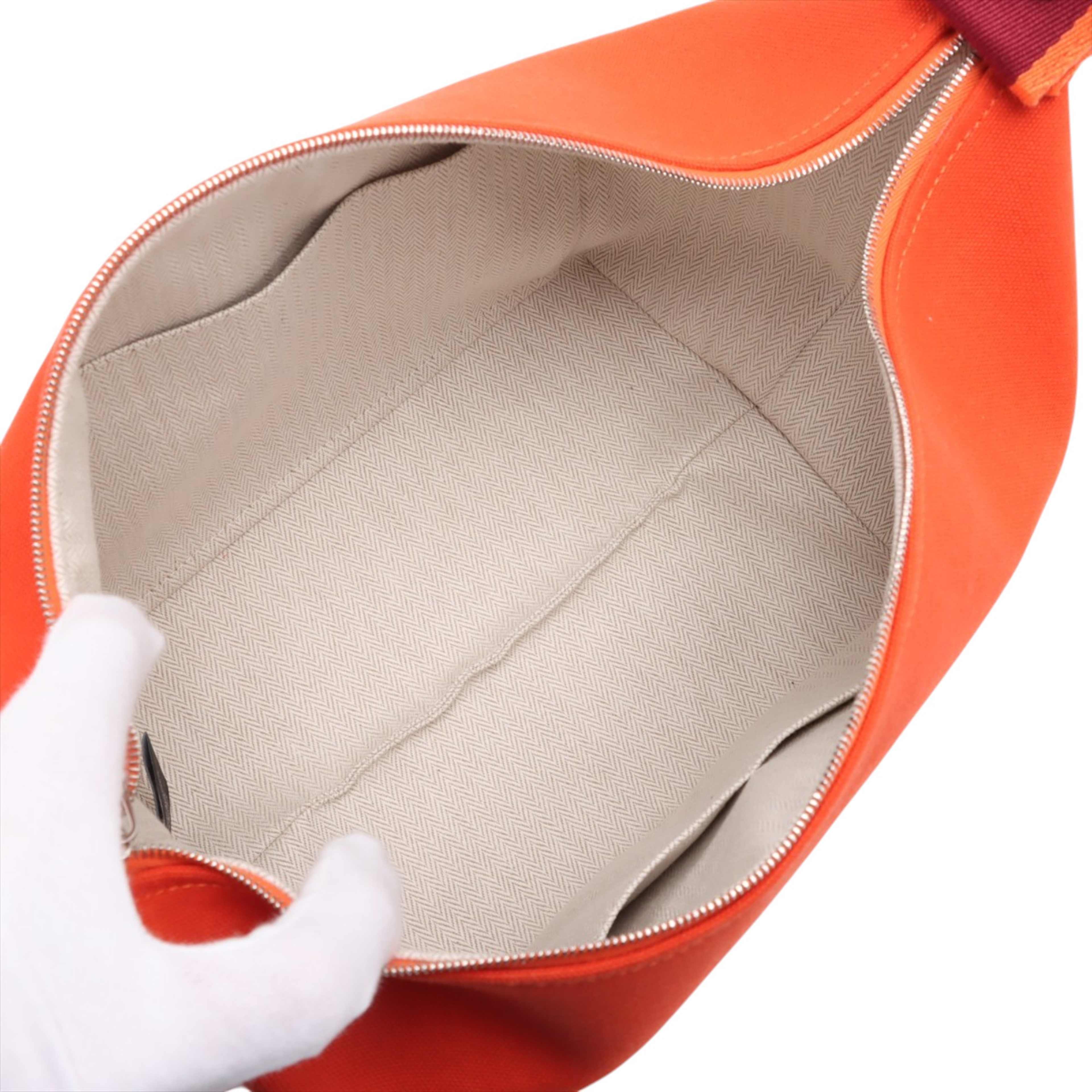 Hermès Large Toile Bride A Brac Case, från Luxclusif, i färgen dark orange. Klicka för att öppna bilden i stort format