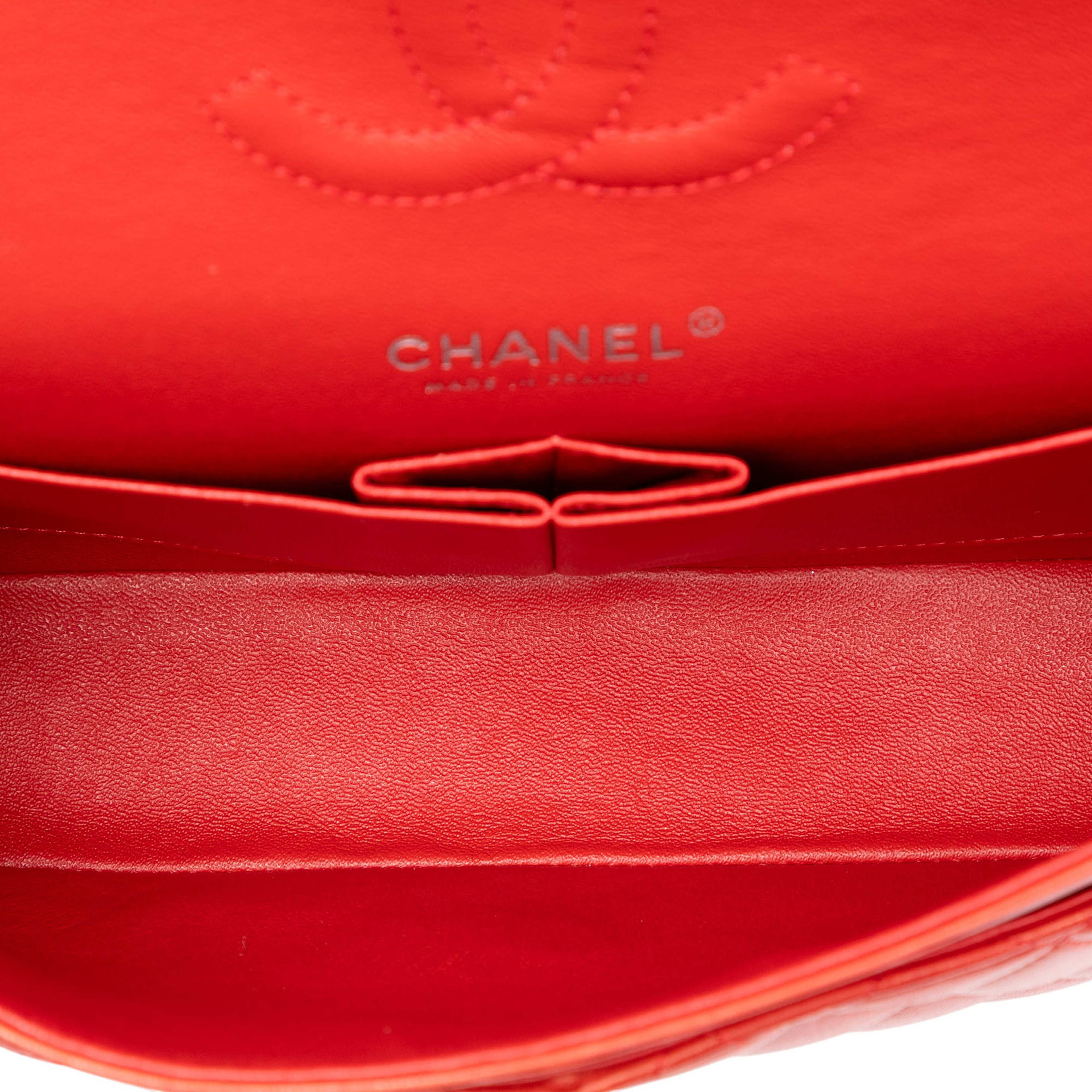 Chanel Medium Classic Lambskin Double Flap, från Luxclusif, i färgen red. Klicka för att öppna bilden i stort format