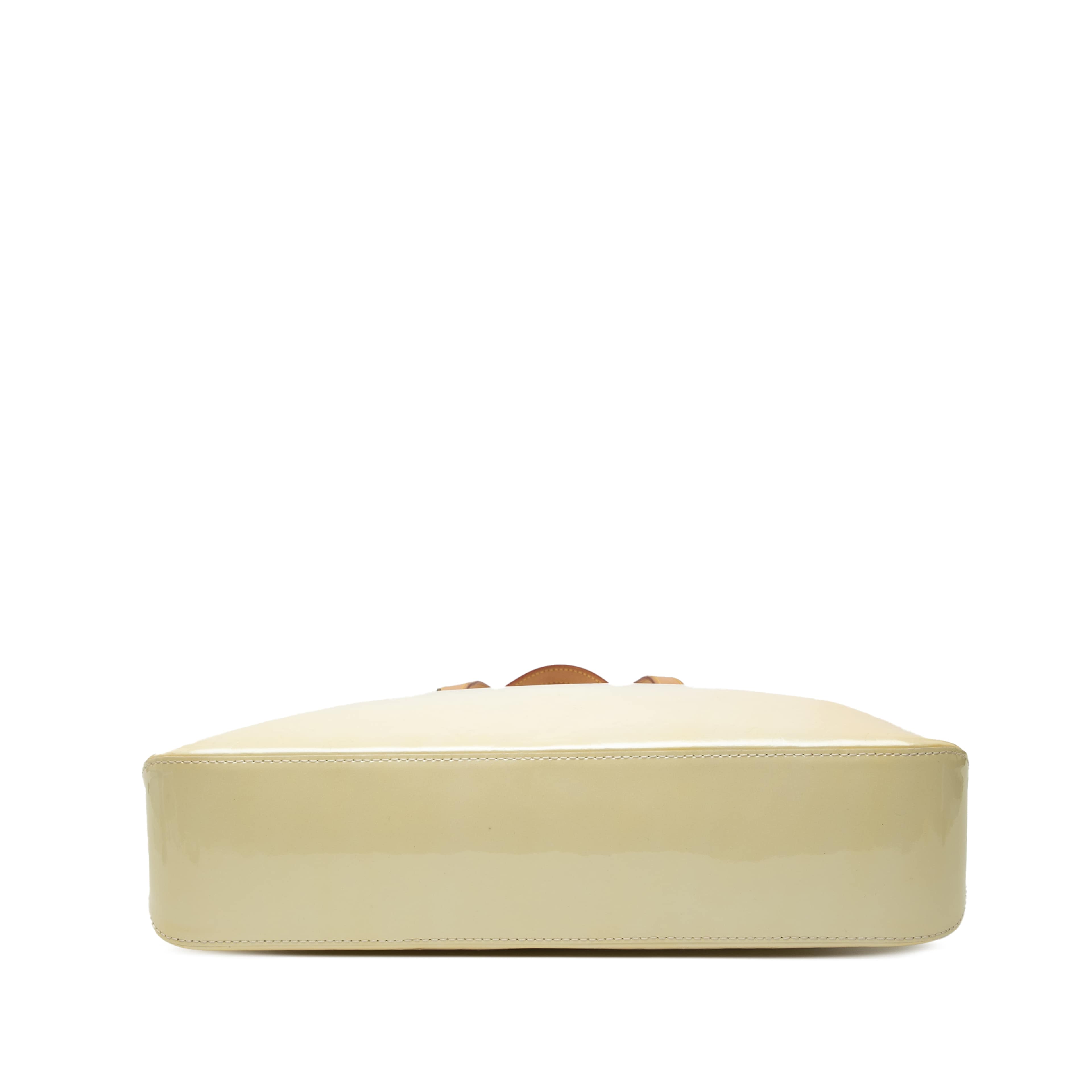 Louis Vuitton Monogram Vernis Brentwood, från Luxclusif, i färgen gul. Klicka för att öppna bilden i stort format