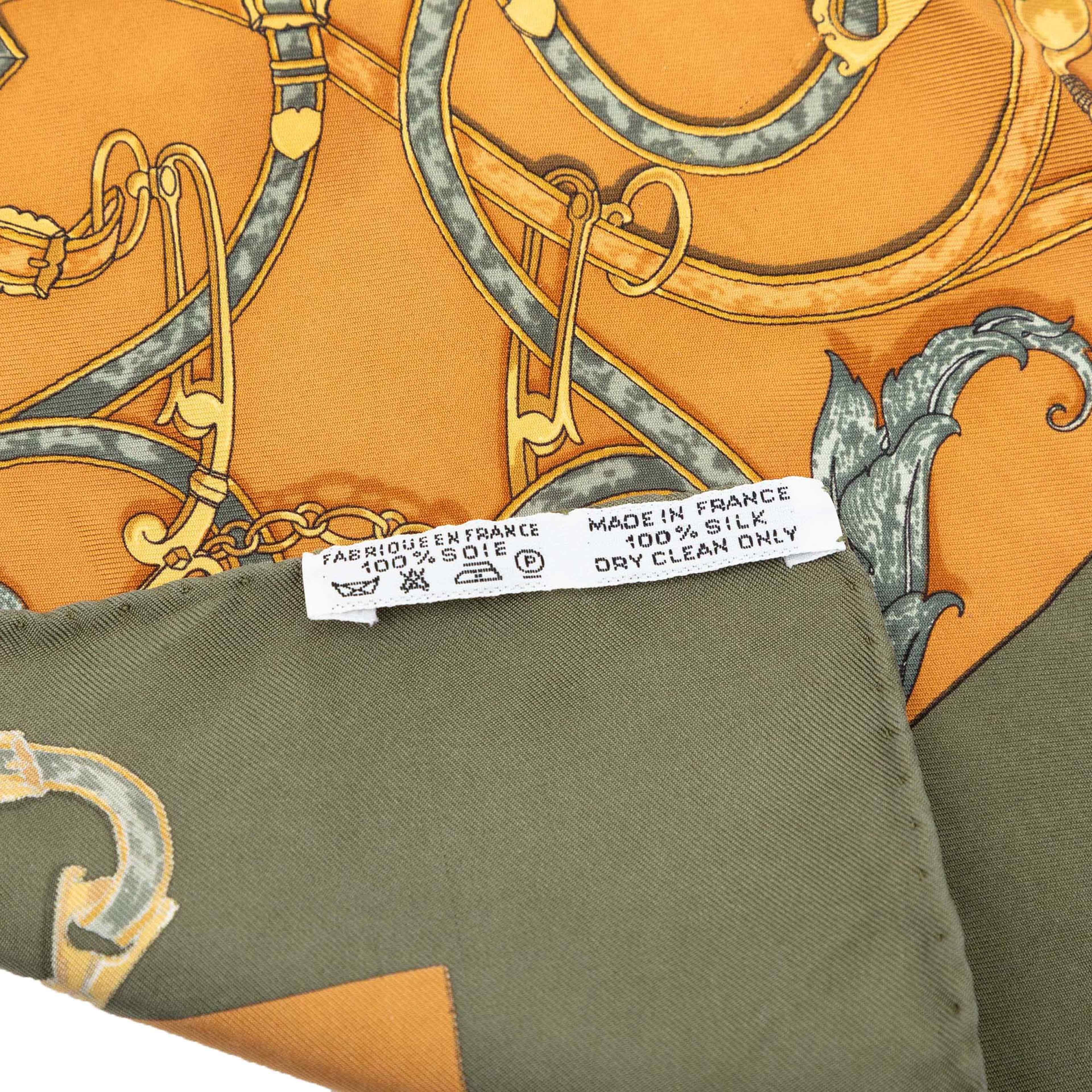 Hermès L Instruction Du Roy Silk Scarf 42, från Luxclusif, i färgen orange. Klicka för att öppna bilden i stort format