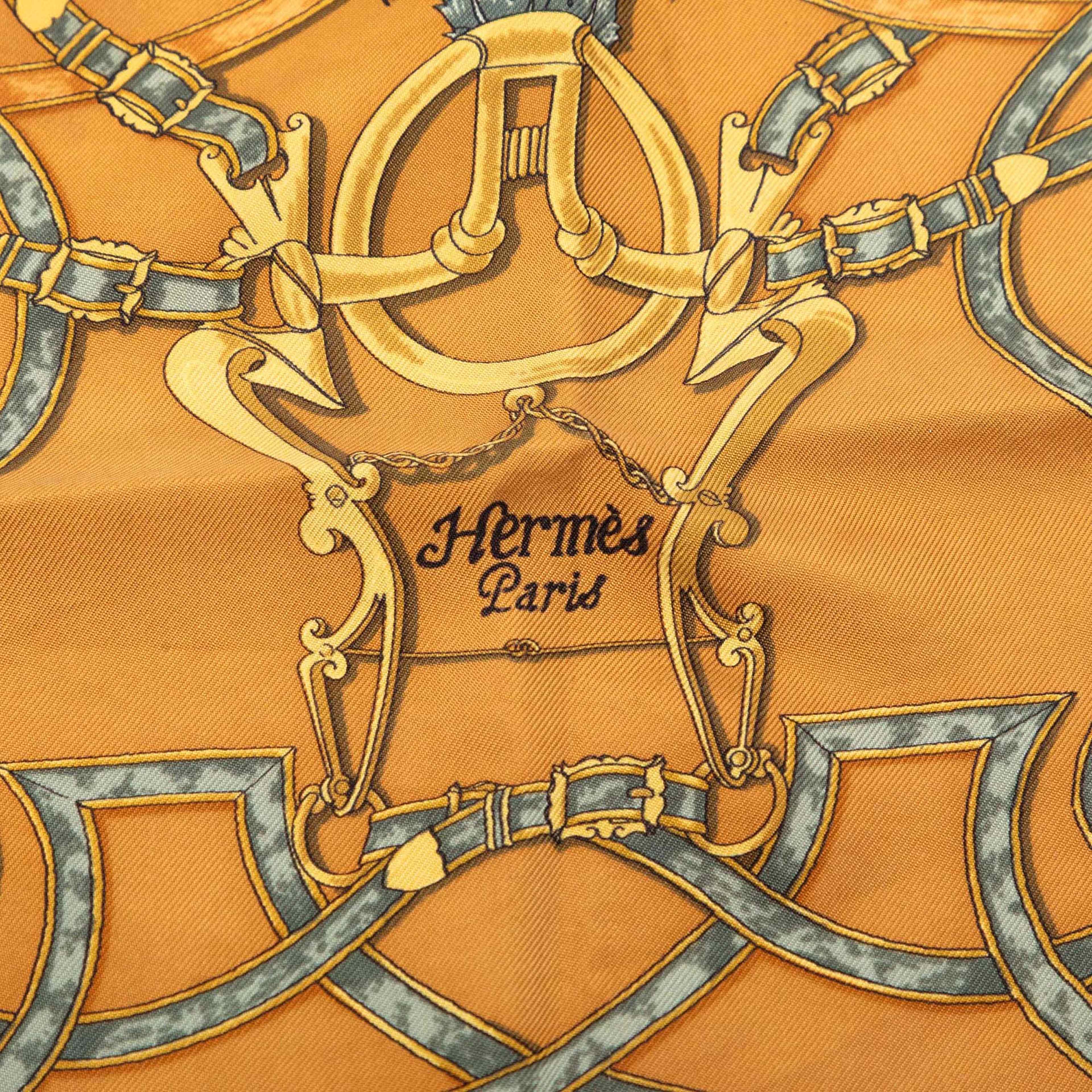 Hermès L Instruction Du Roy Silk Scarf 42, från Luxclusif, i färgen orange. Klicka för att öppna bilden i stort format