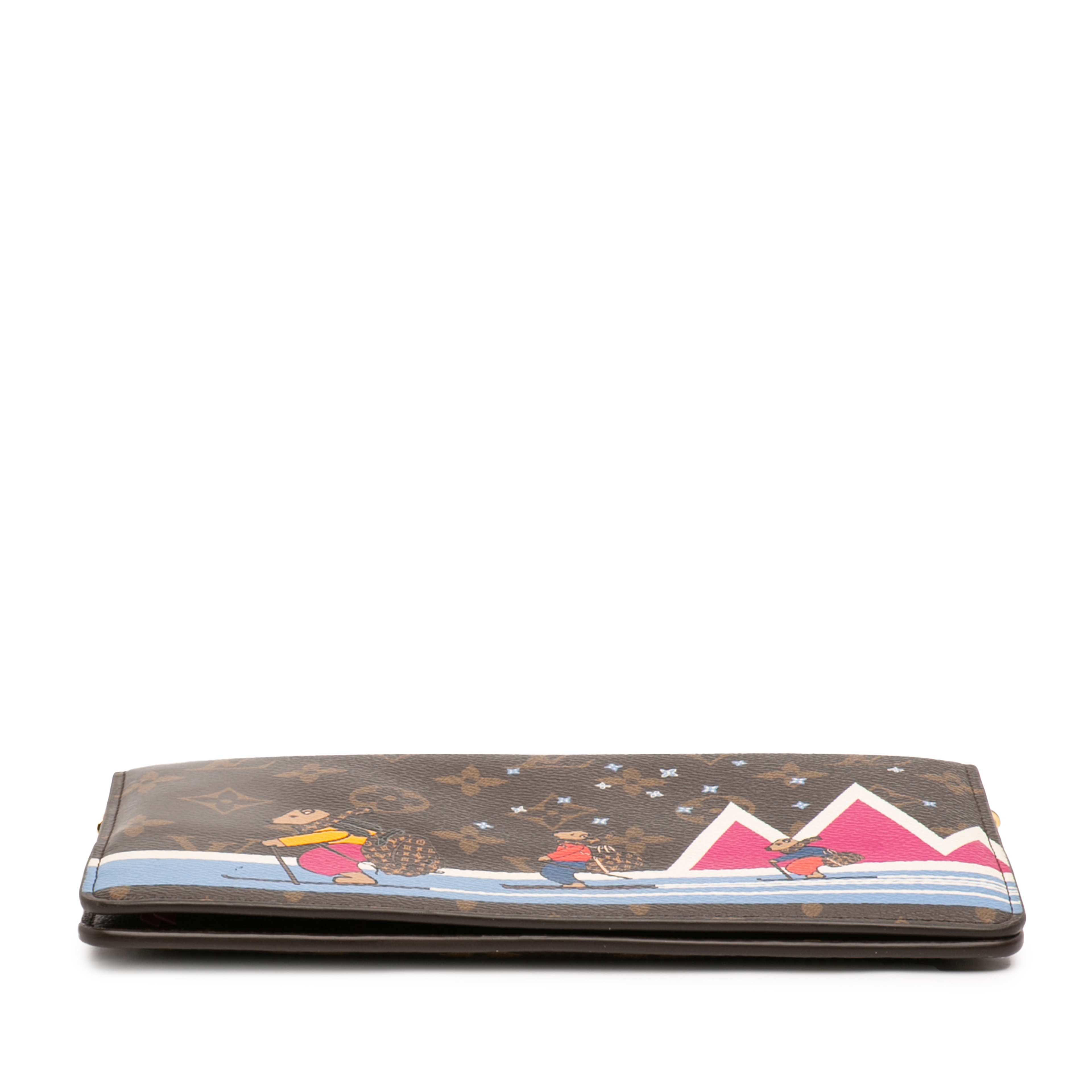 Louis Vuitton Monogram Christmas Animation Bears On Skis Pochette Weekend Chain Wallet, från Luxclusif, i färgen brown. Klicka för att öppna bilden i stort format