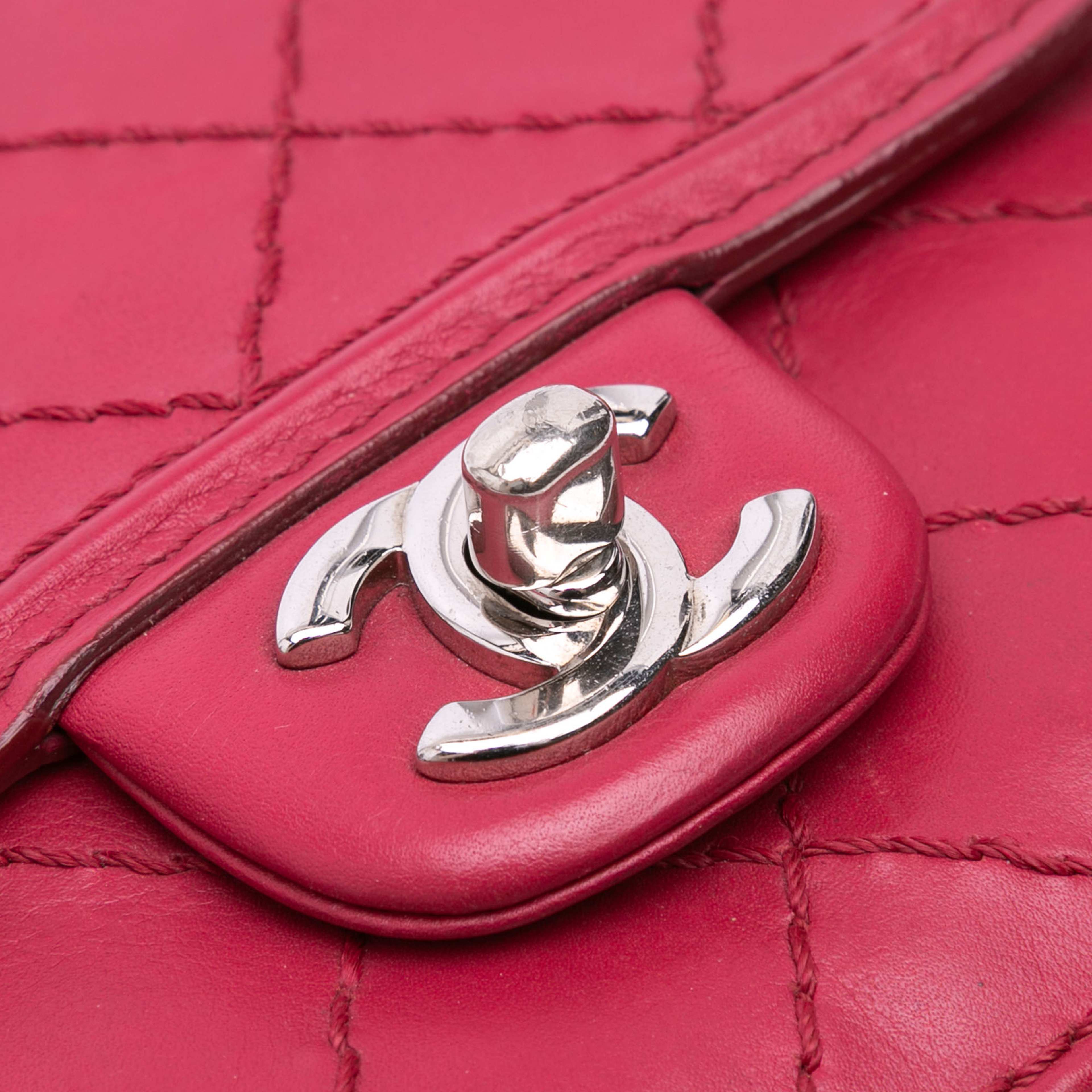 Chanel Mini Stitched Calfskin Citizen Flap, från Luxclusif, i färgen dark pink. Klicka för att öppna bilden i stort format