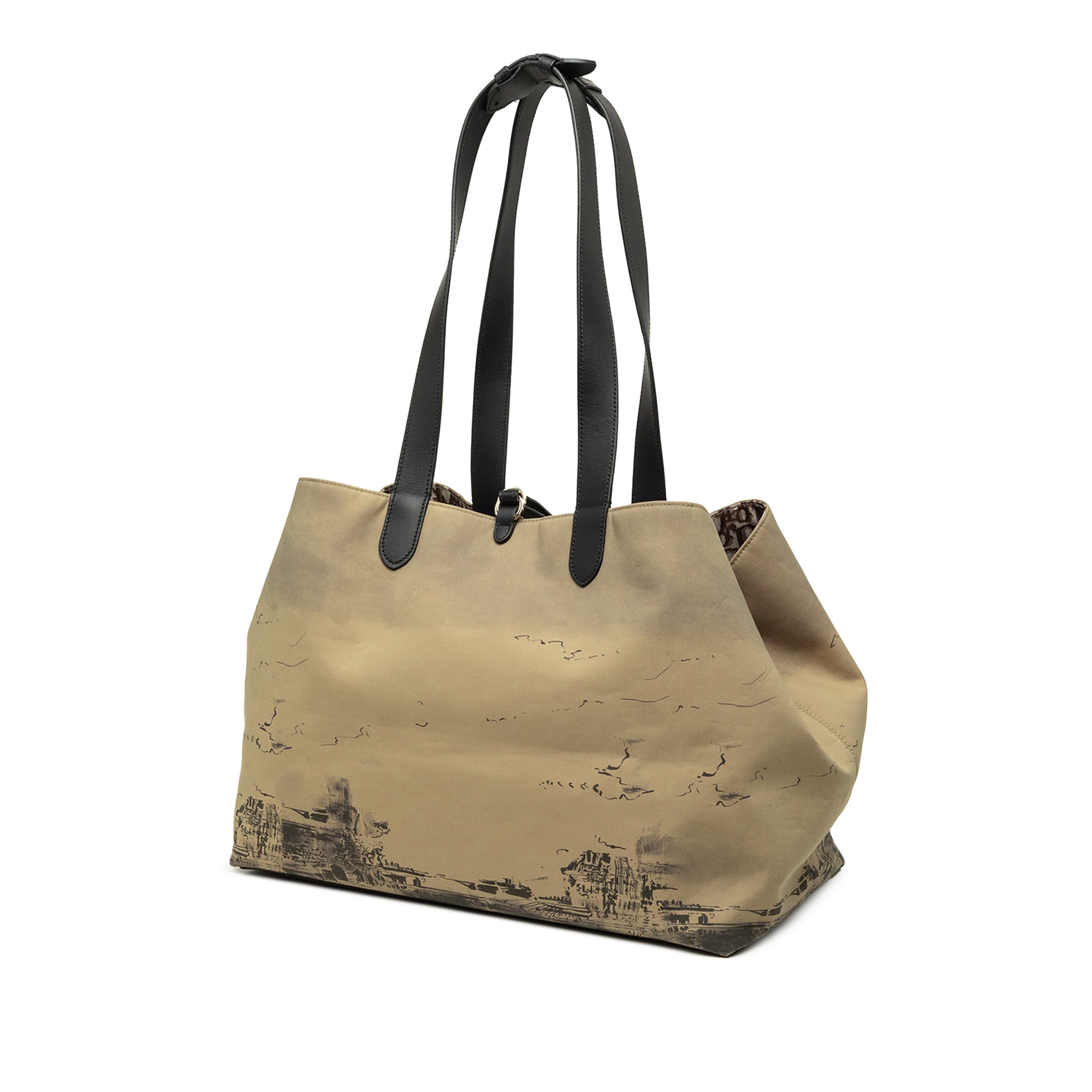 Dior Large Nylon Eiffel Tower Toujours Tote, från Luxclusif, i färgen beige. Klicka för att öppna bilden i stort format