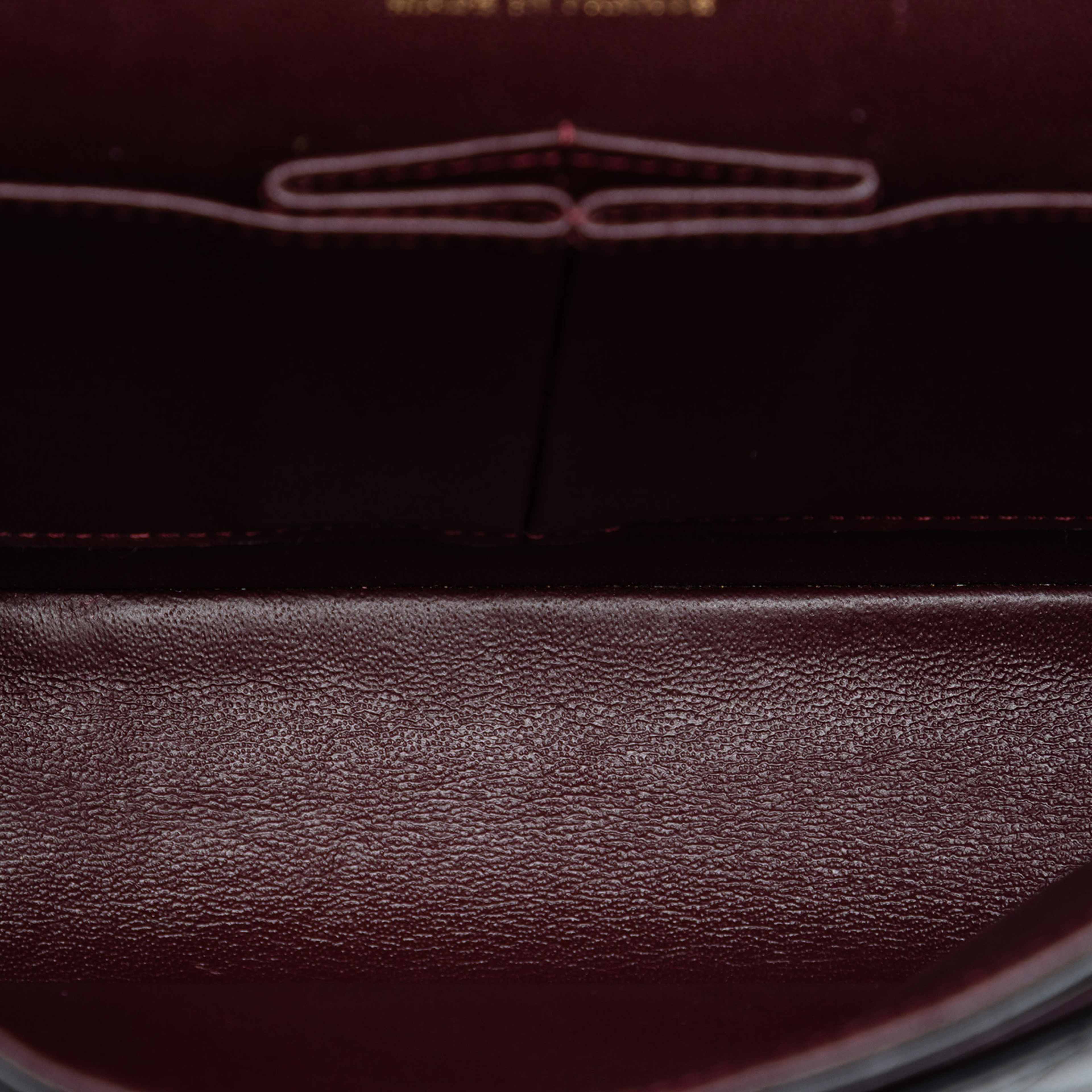 Chanel Medium Classic Lambskin Double Flap, från Luxclusif, i färgen black. Klicka för att öppna bilden i stort format