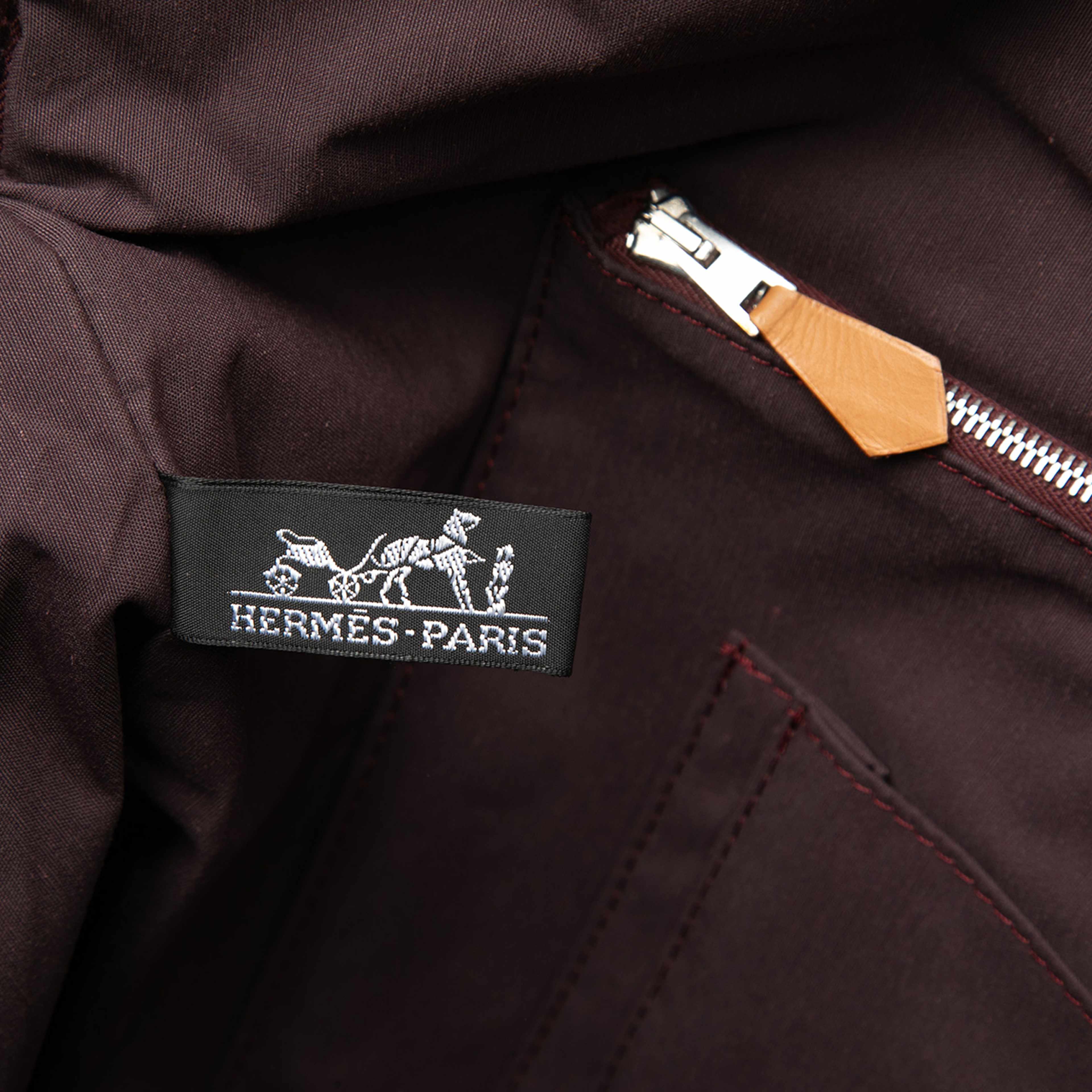 Hermès Toile Fourre Tout Porte Documents, från Luxclusif, i färgen röd. Klicka för att öppna bilden i stort format