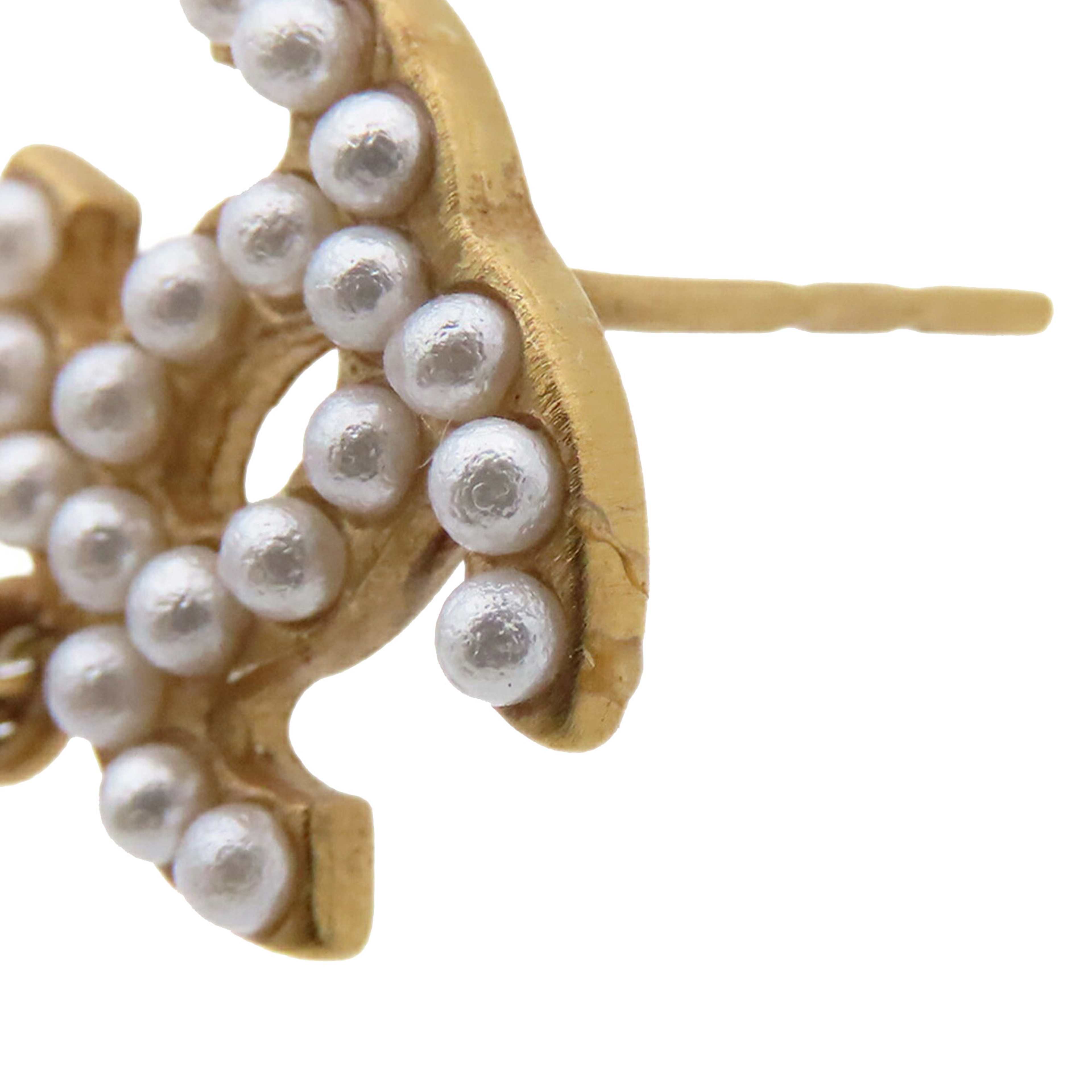 Chanel Cc Gold Plated Faux Pearl Swing Push Back Earrings, från Luxclusif, i färgen gold. Klicka för att öppna bilden i stort format