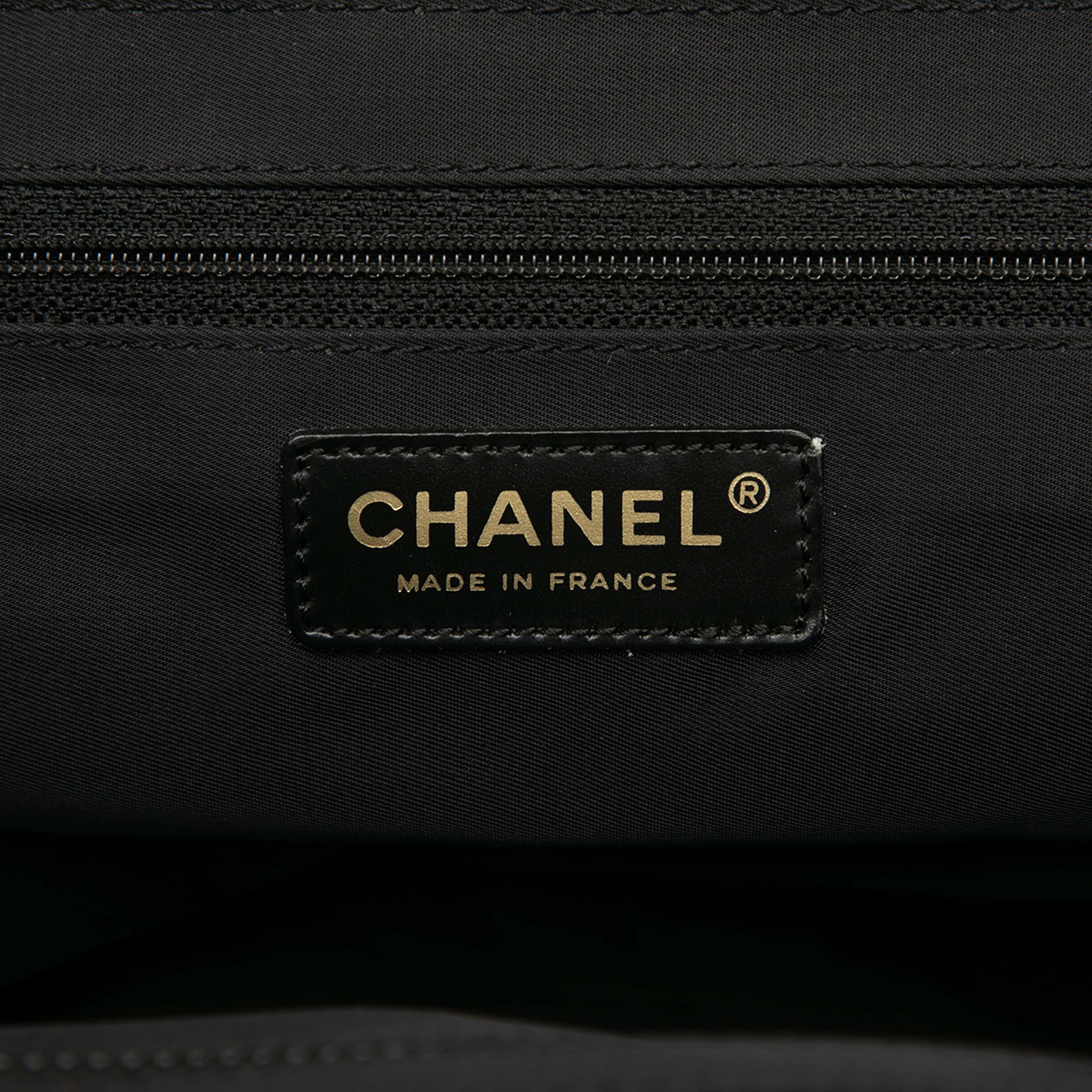 Chanel New Travel Line Nylon Tote, från Luxclusif, i färgen black. Klicka för att öppna bilden i stort format