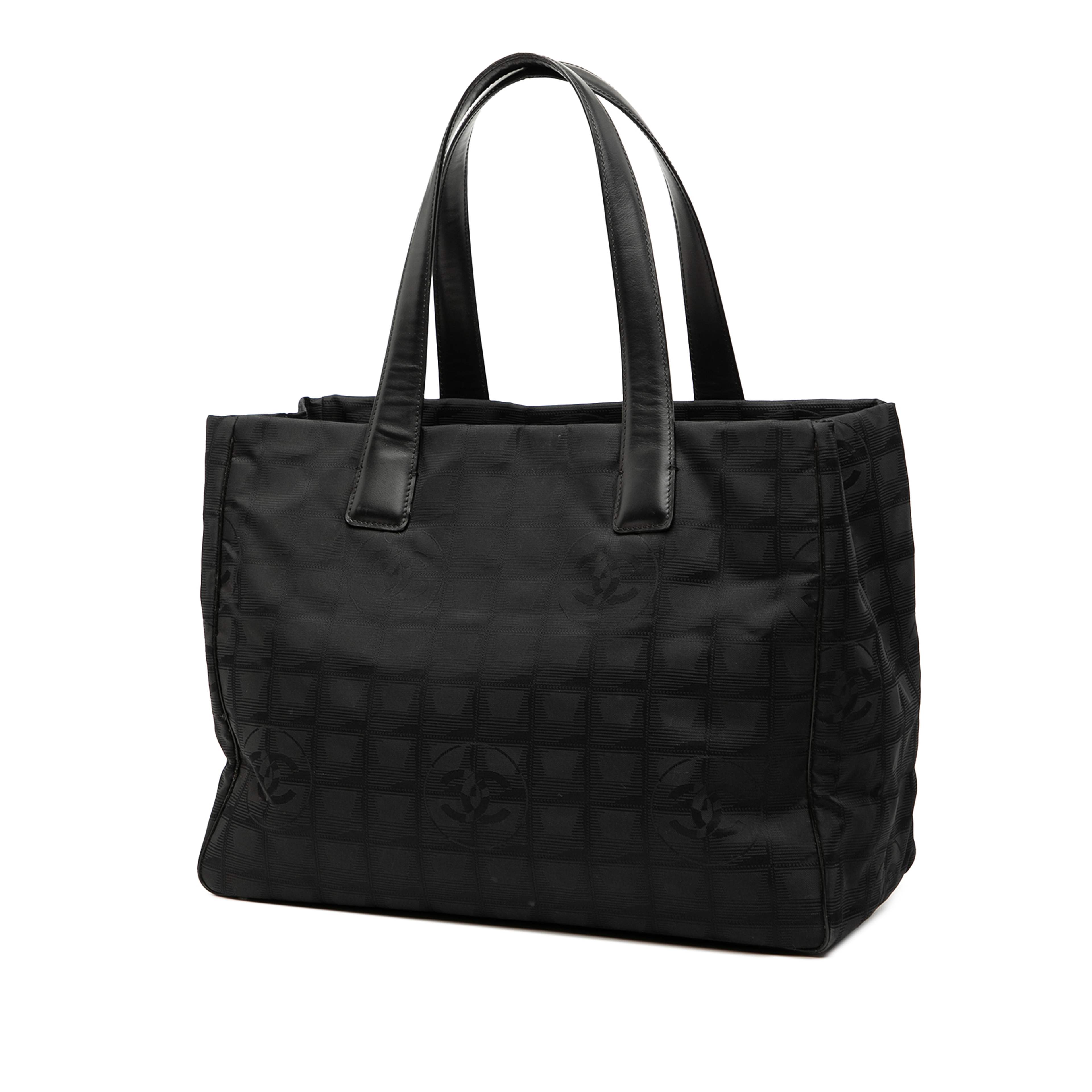Chanel New Travel Line Nylon Tote, från Luxclusif, i färgen black. Klicka för att öppna bilden i stort format