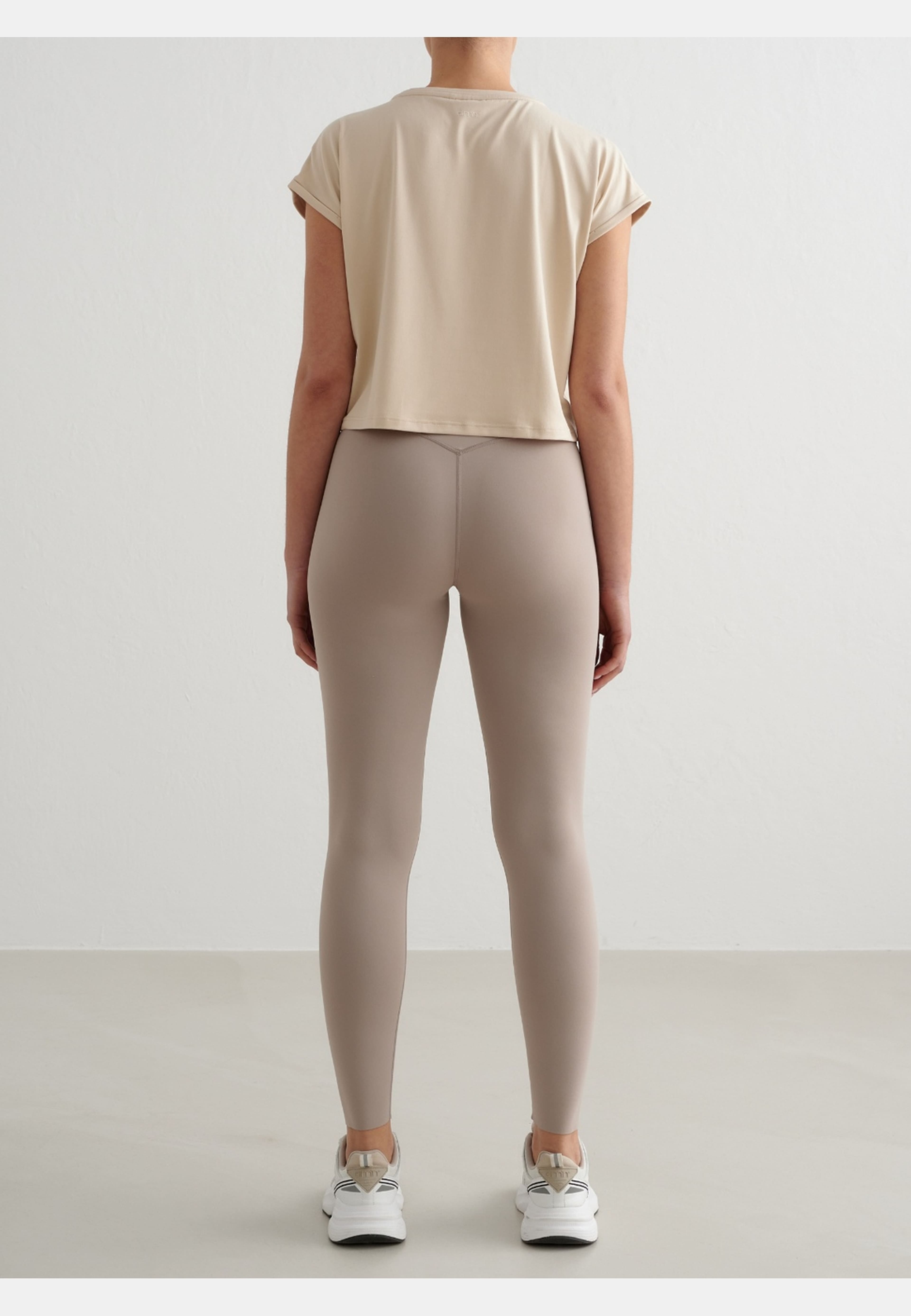 Soft Basic Roll Sleeve Top, från aim'n, i färgen café au lait. Klicka för att öppna bilden i stort format