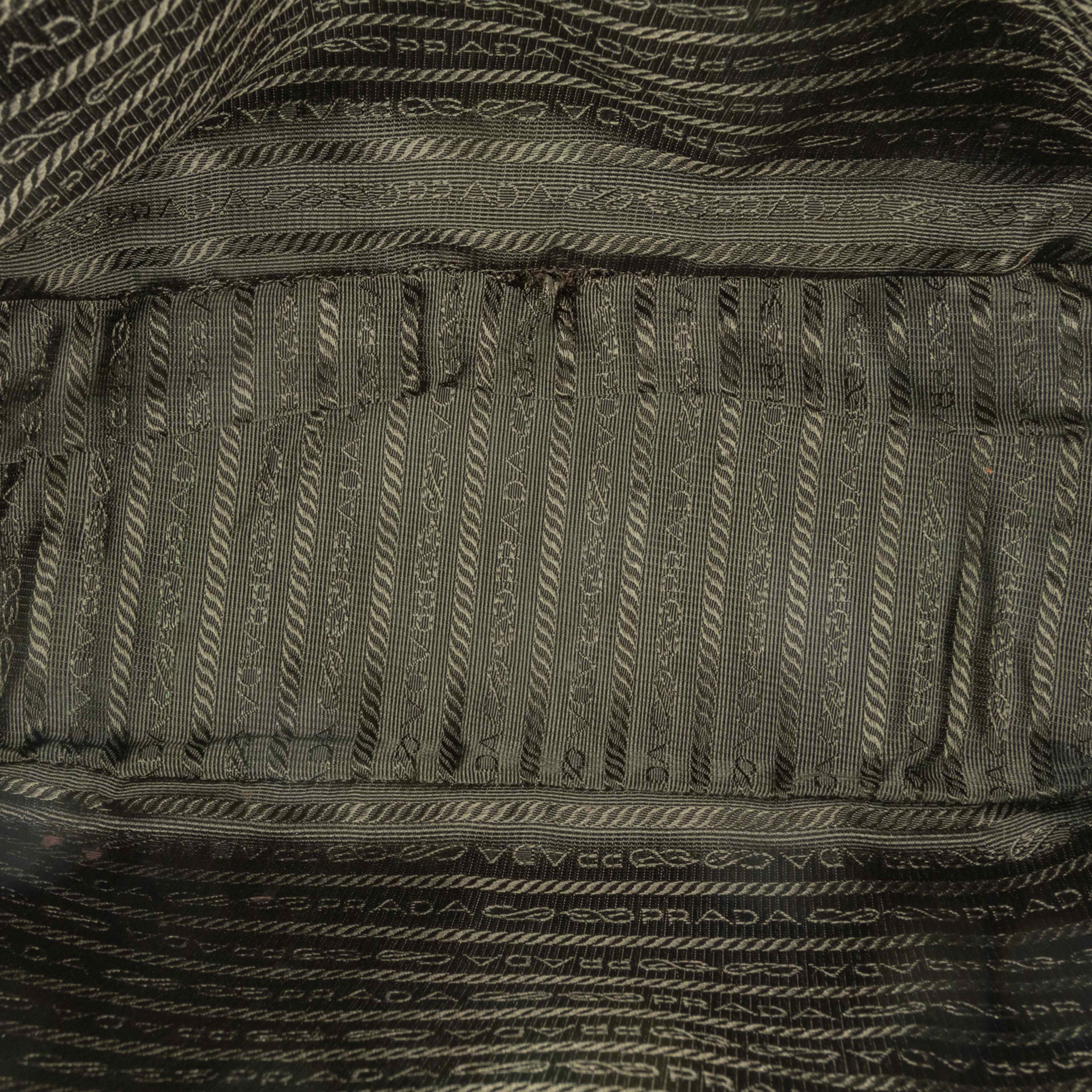 Prada Cinghiale Bauletto Handbag, från Luxclusif, i färgen red. Klicka för att öppna bilden i stort format