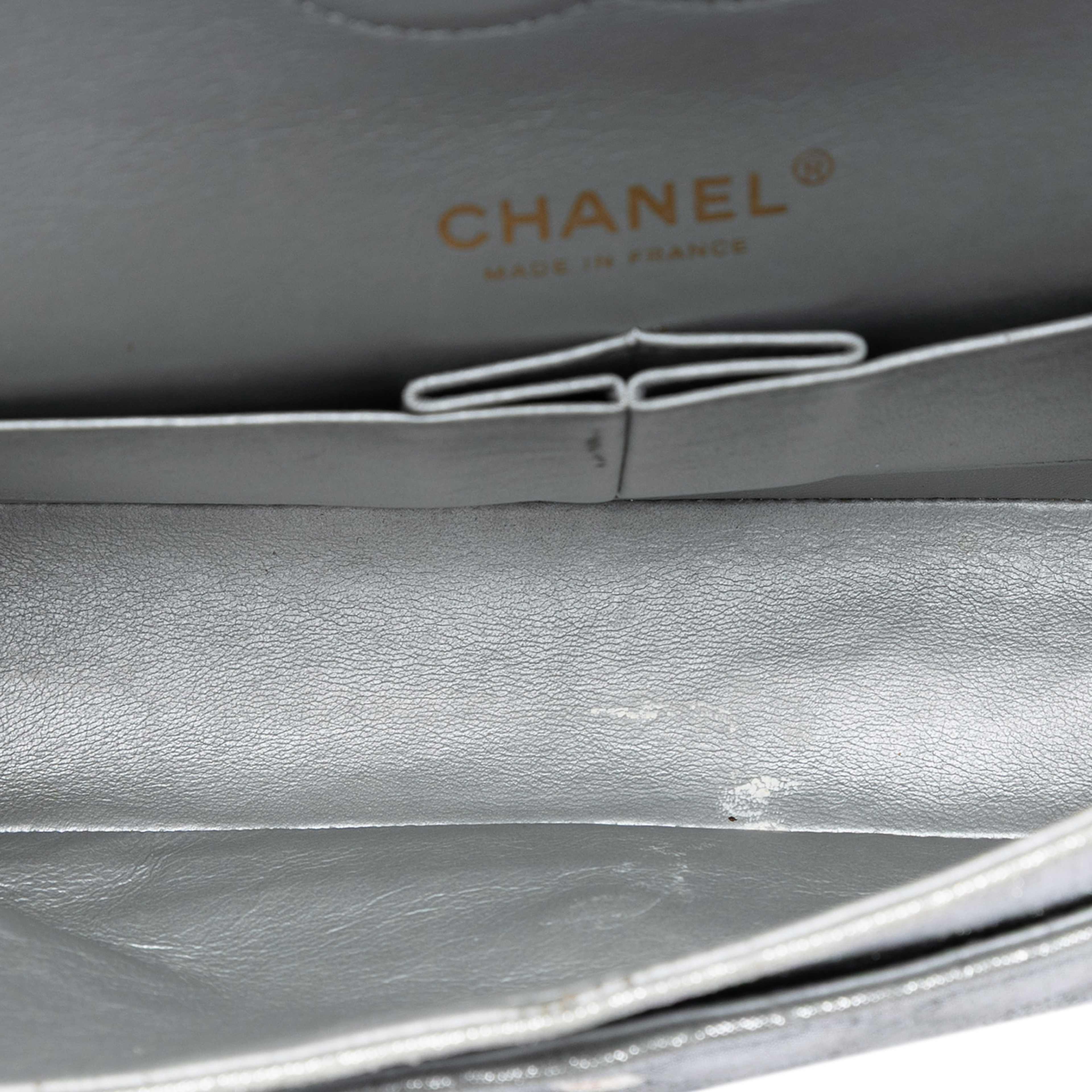 Chanel Medium Classic Metallic Lambskin Double Flap, från Luxclusif, i färgen silver. Klicka för att öppna bilden i stort format