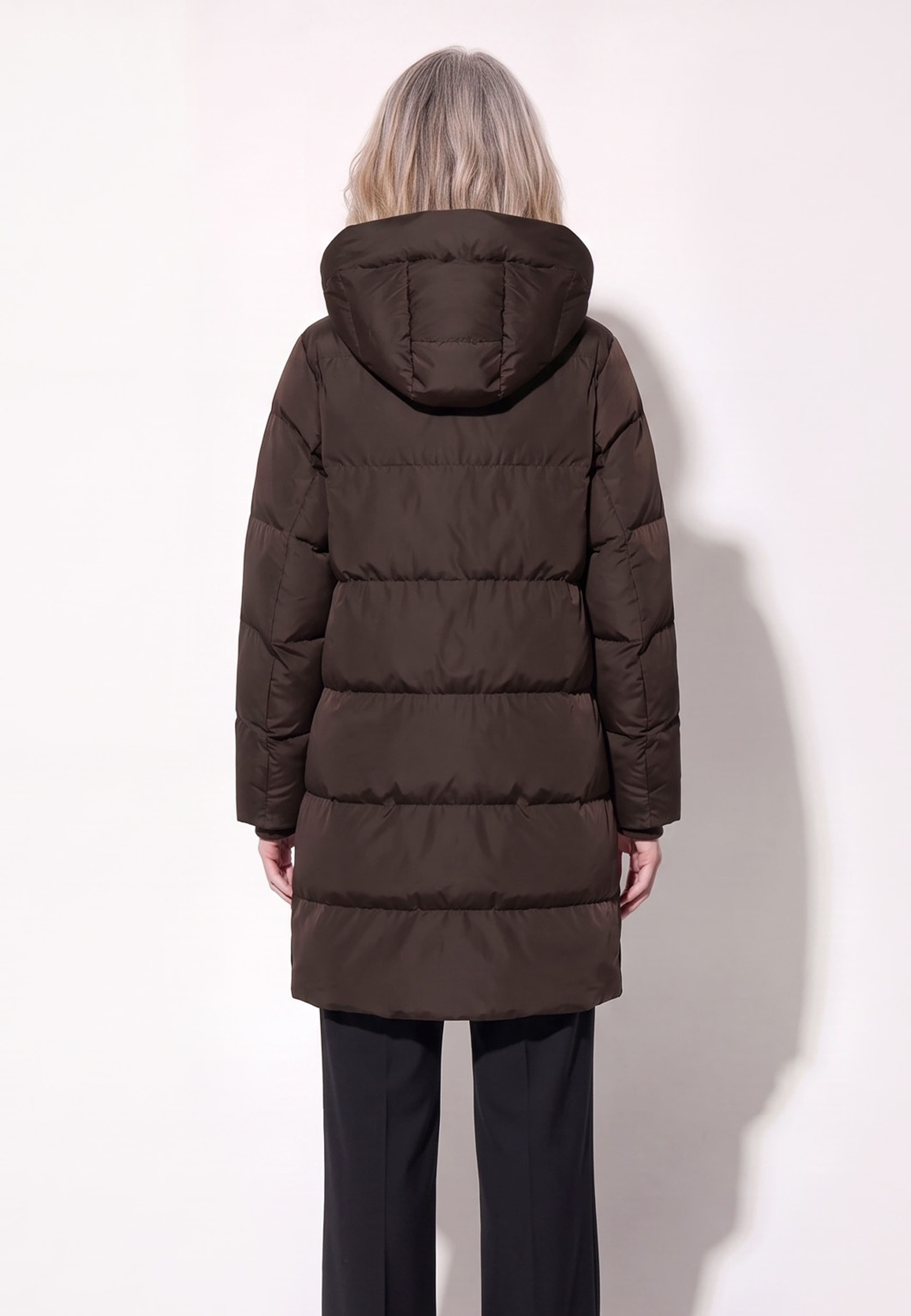 Leona Coat, från Saki, i färgen coffee brown. Klicka för att öppna bilden i stort format