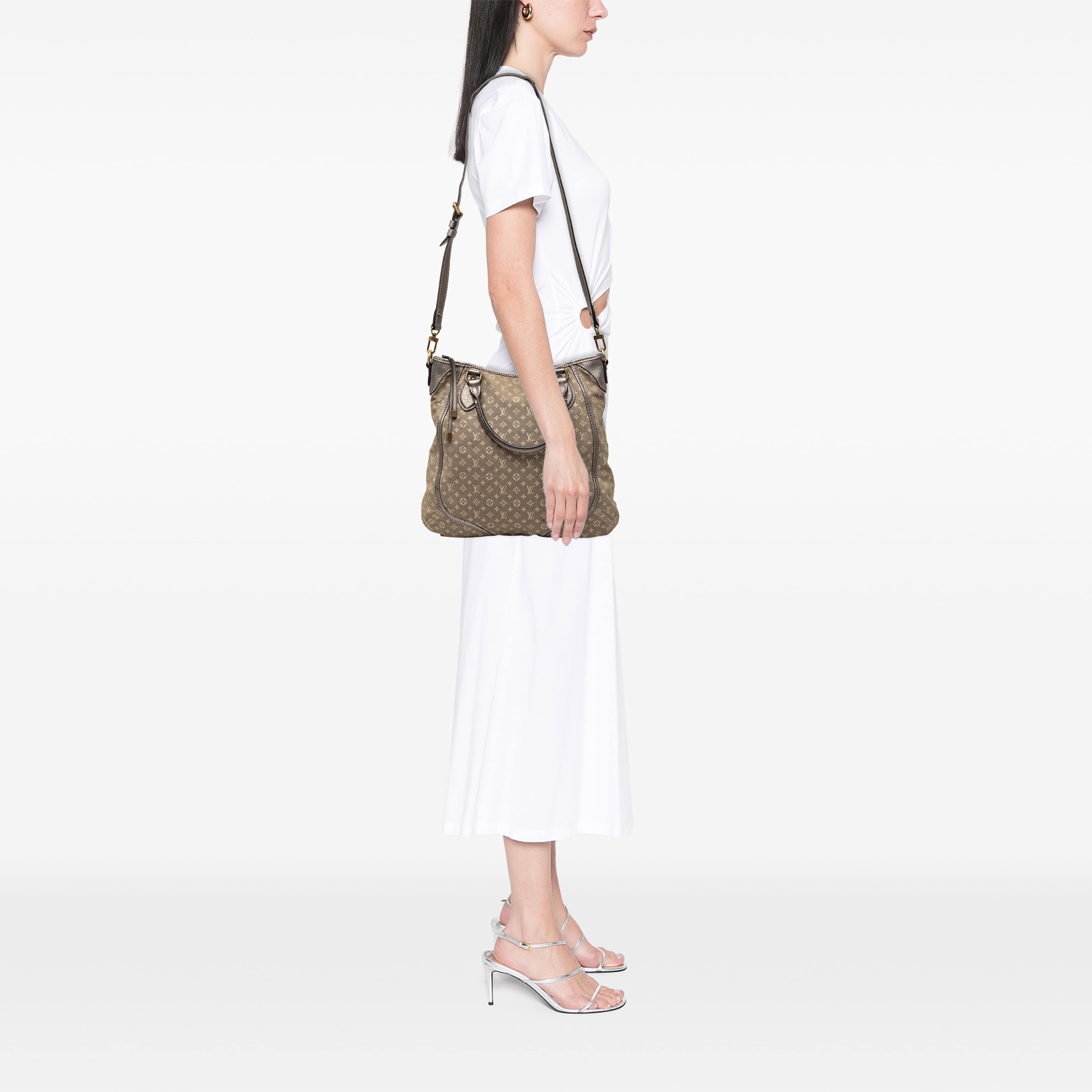 Louis Vuitton Monogram Mini Lin Angele, från Luxclusif, i färgen grå. Klicka för att öppna bilden i stort format