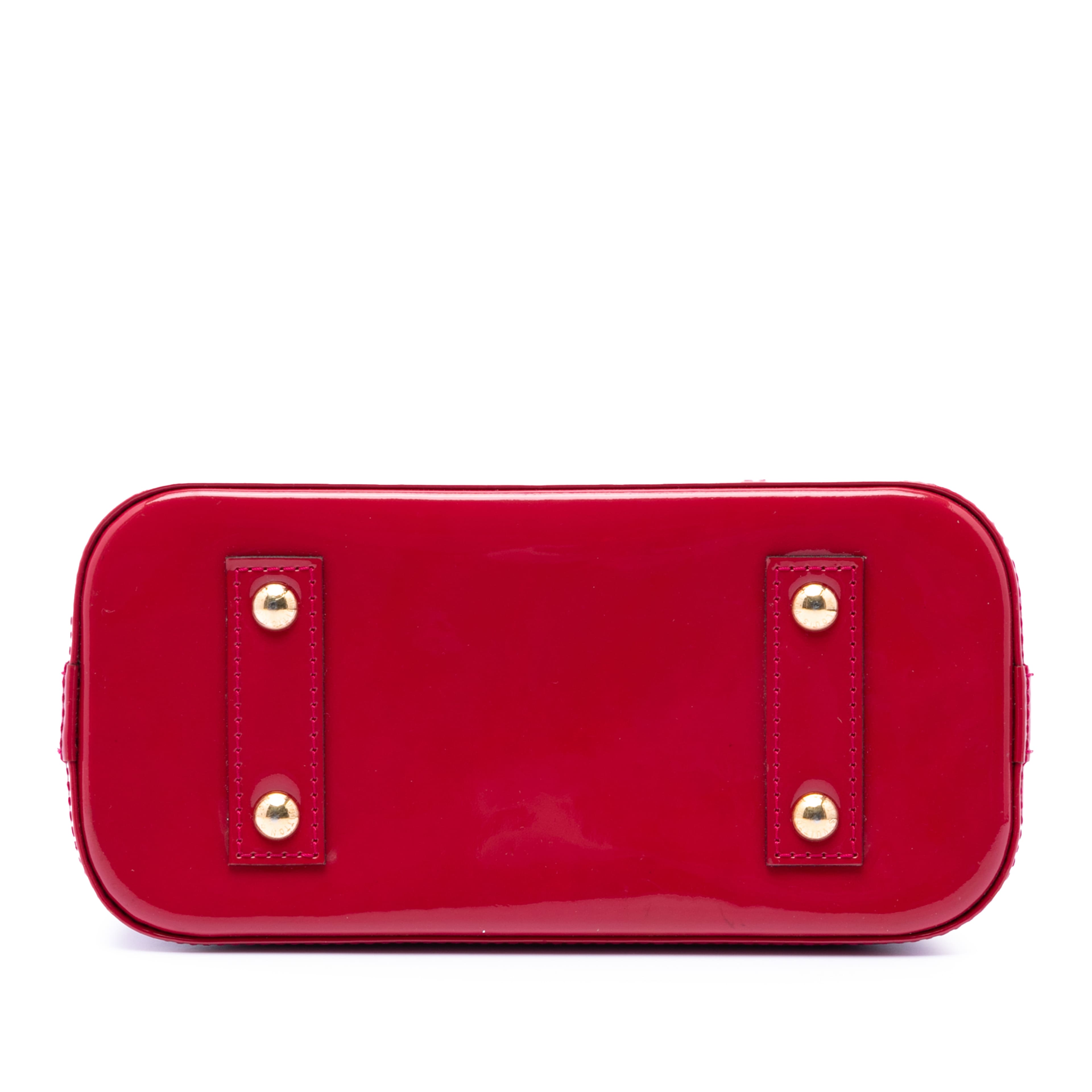 Louis Vuitton Monogram Vernis Alma Bb, från Luxclusif, i färgen red. Klicka för att öppna bilden i stort format