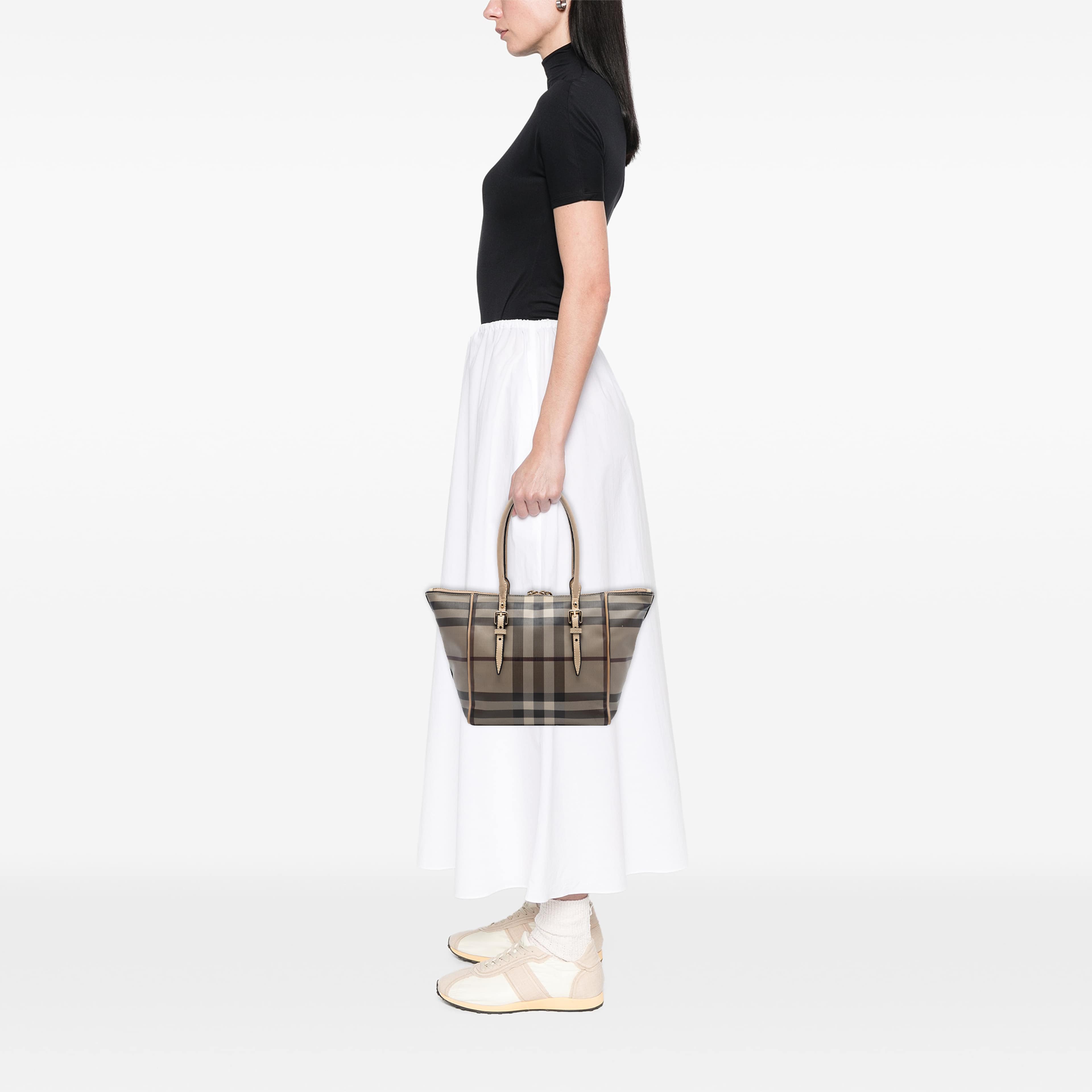 Burberry Small Smoke Check Coated Canvas Salisbury Tote, från Luxclusif, i färgen grå. Klicka för att öppna bilden i stort format