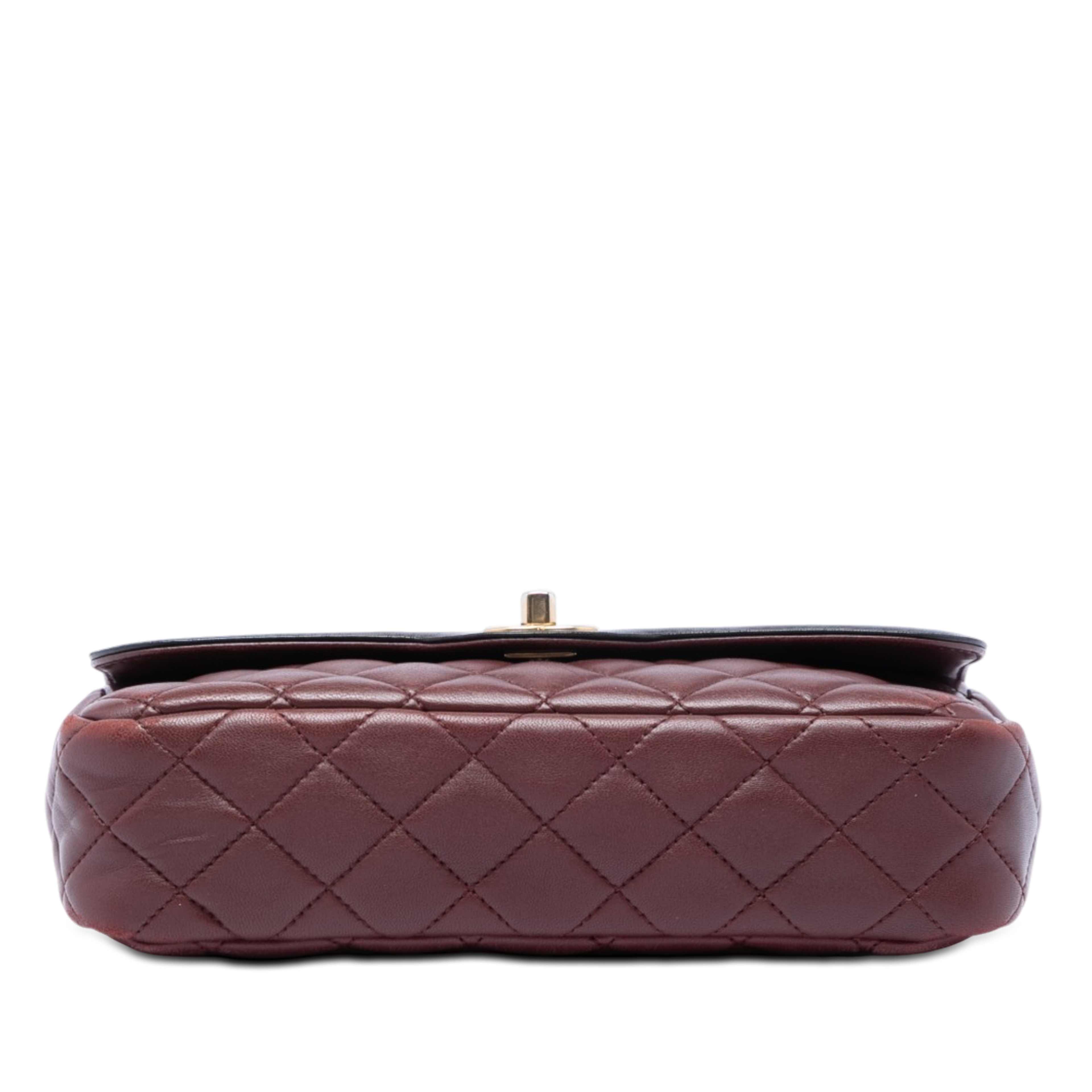 Chanel Small Quilted Lambskin Two Tone Day Flap, från Luxclusif, i färgen bordeaux. Klicka för att öppna bilden i stort format