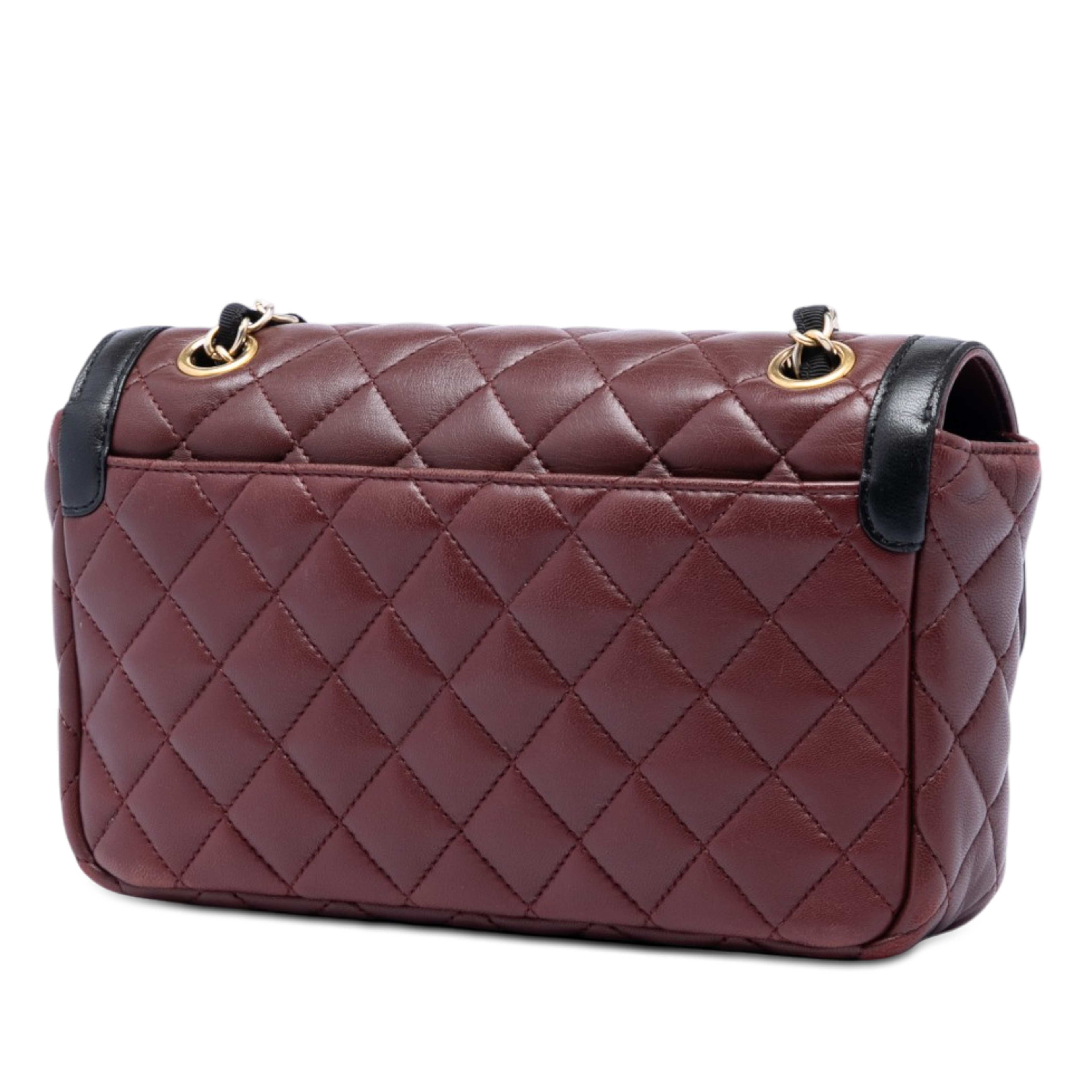 Chanel Small Quilted Lambskin Two Tone Day Flap, från Luxclusif, i färgen röd. Klicka för att öppna bilden i stort format