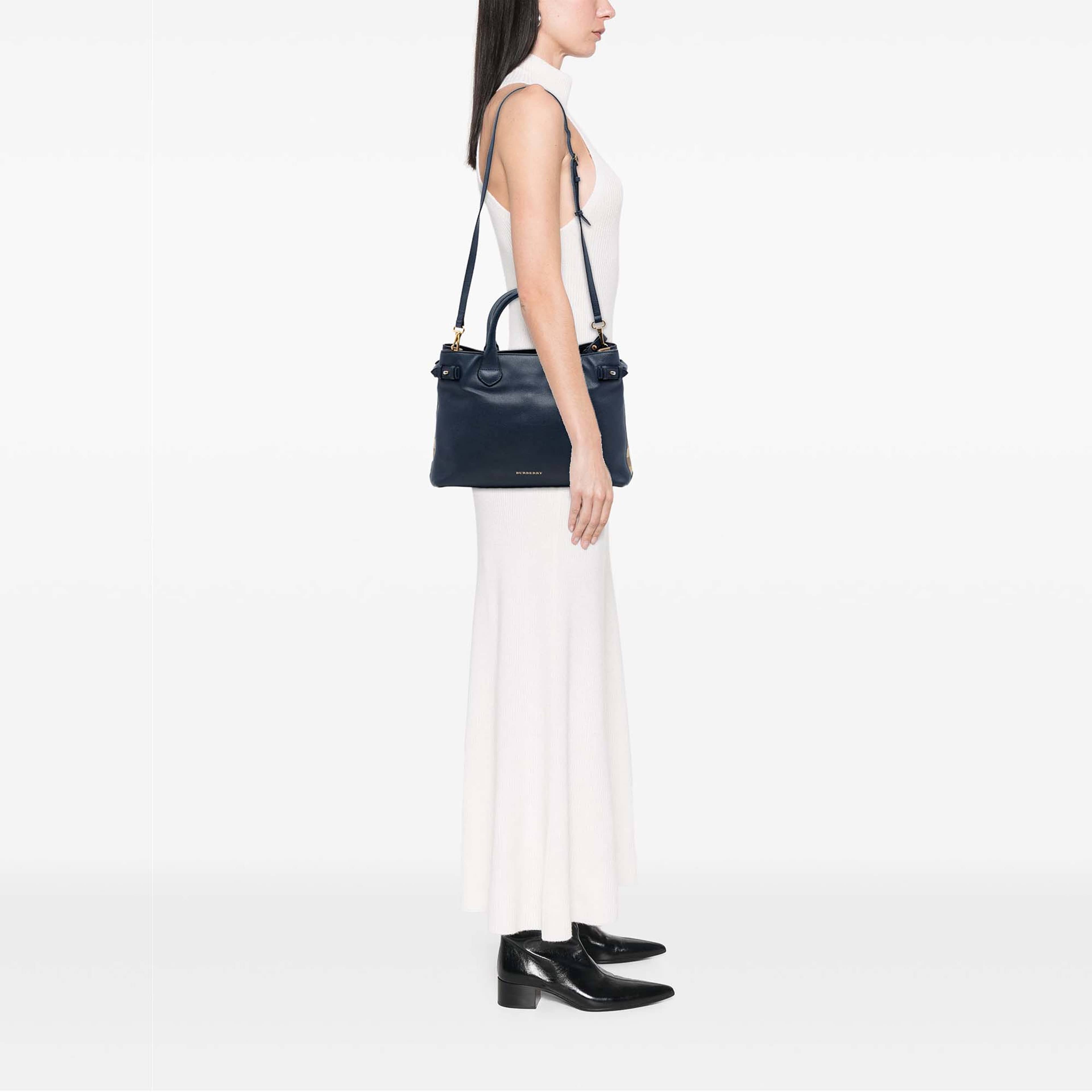 Burberry Medium Leather And House Check Banner Satchel, från Luxclusif, i färgen blå. Klicka för att öppna bilden i stort format