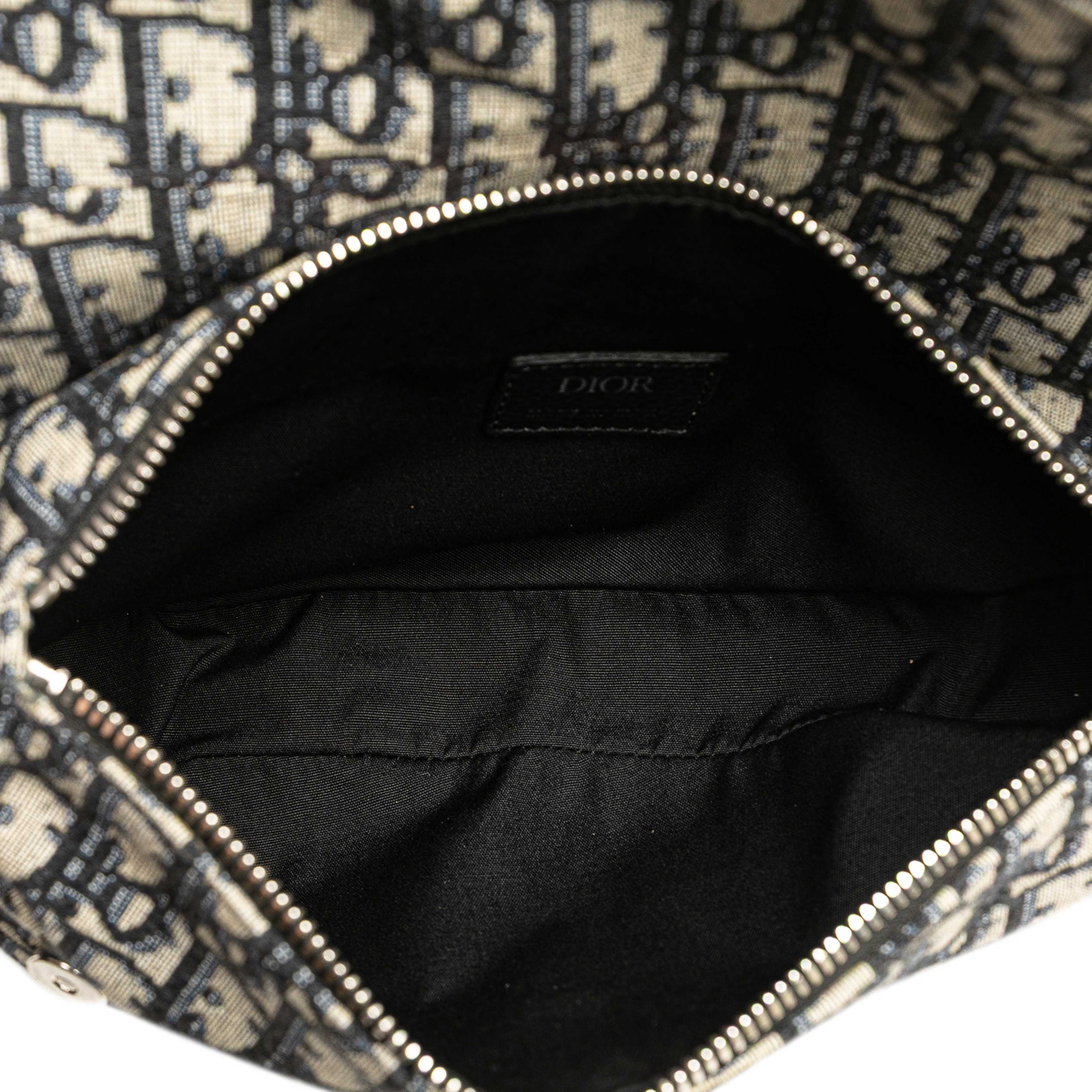 Dior Oblique Canvas Saddle Crossbody, från Luxclusif, i färgen blue. Klicka för att öppna bilden i stort format