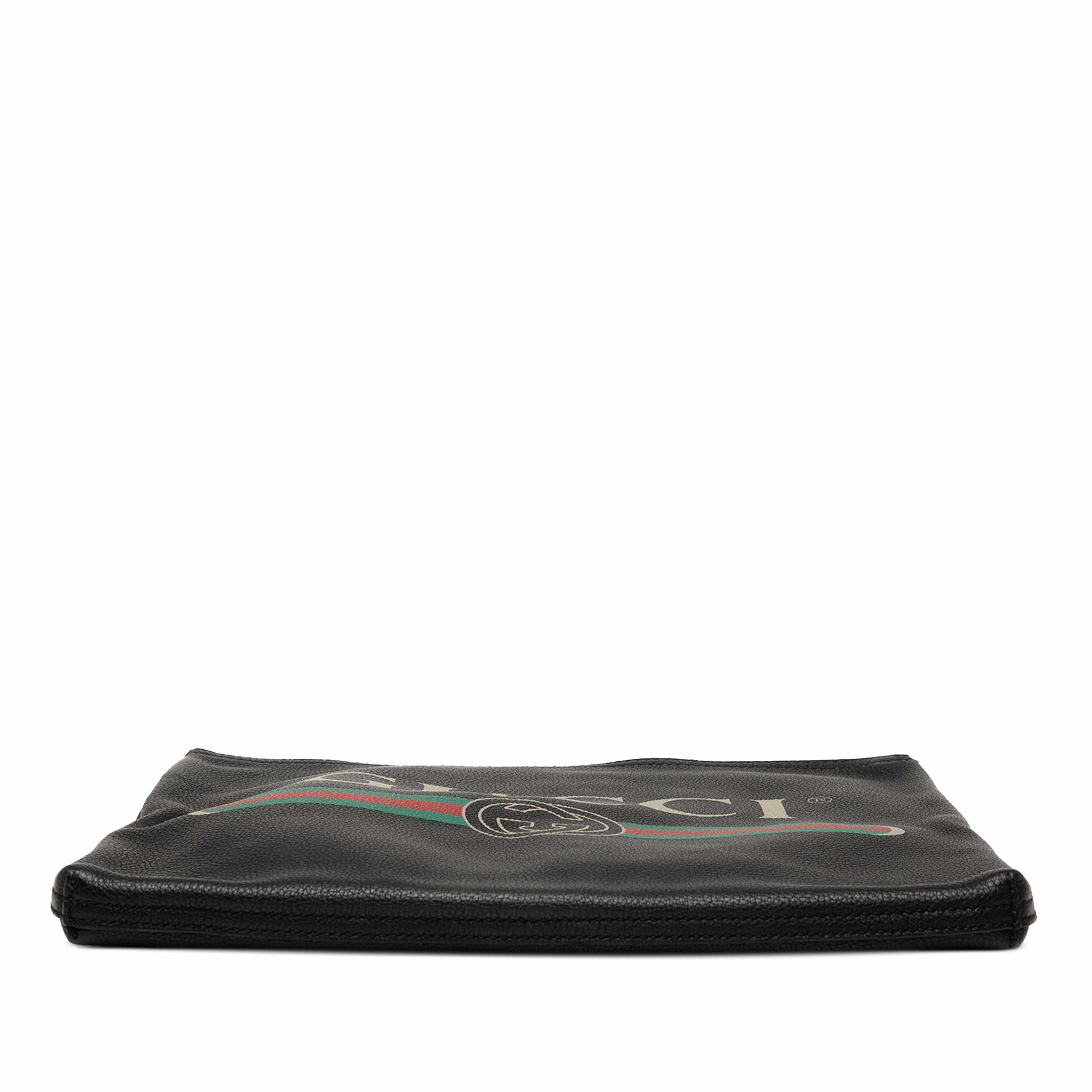 Gucci Medium Calfskin Logo Portfolio Clutch, från Luxclusif, i färgen svart. Klicka för att öppna bilden i stort format