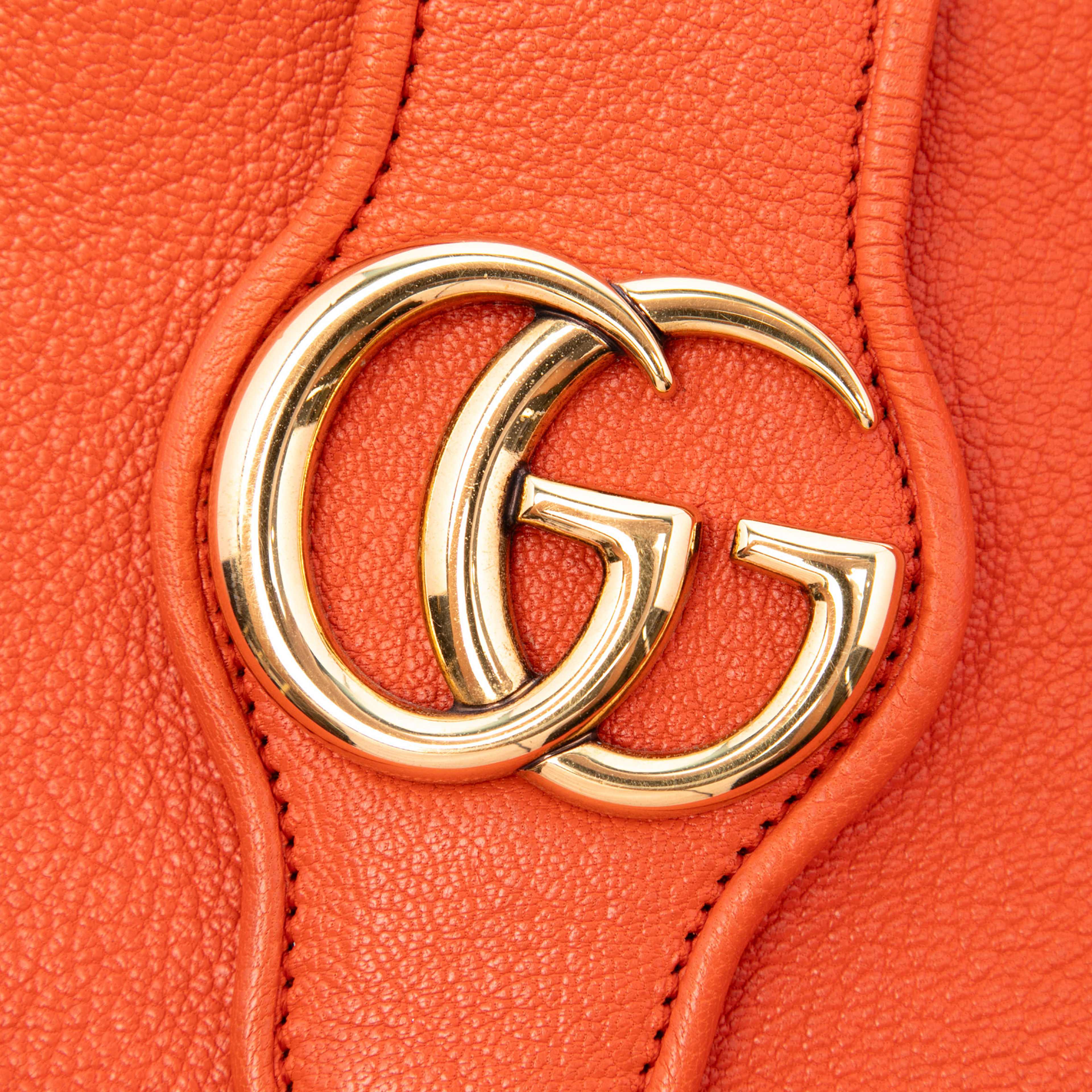 Gucci Medium Calfskin Aphrodite Crossbody, från Luxclusif, i färgen orange. Klicka för att öppna bilden i stort format