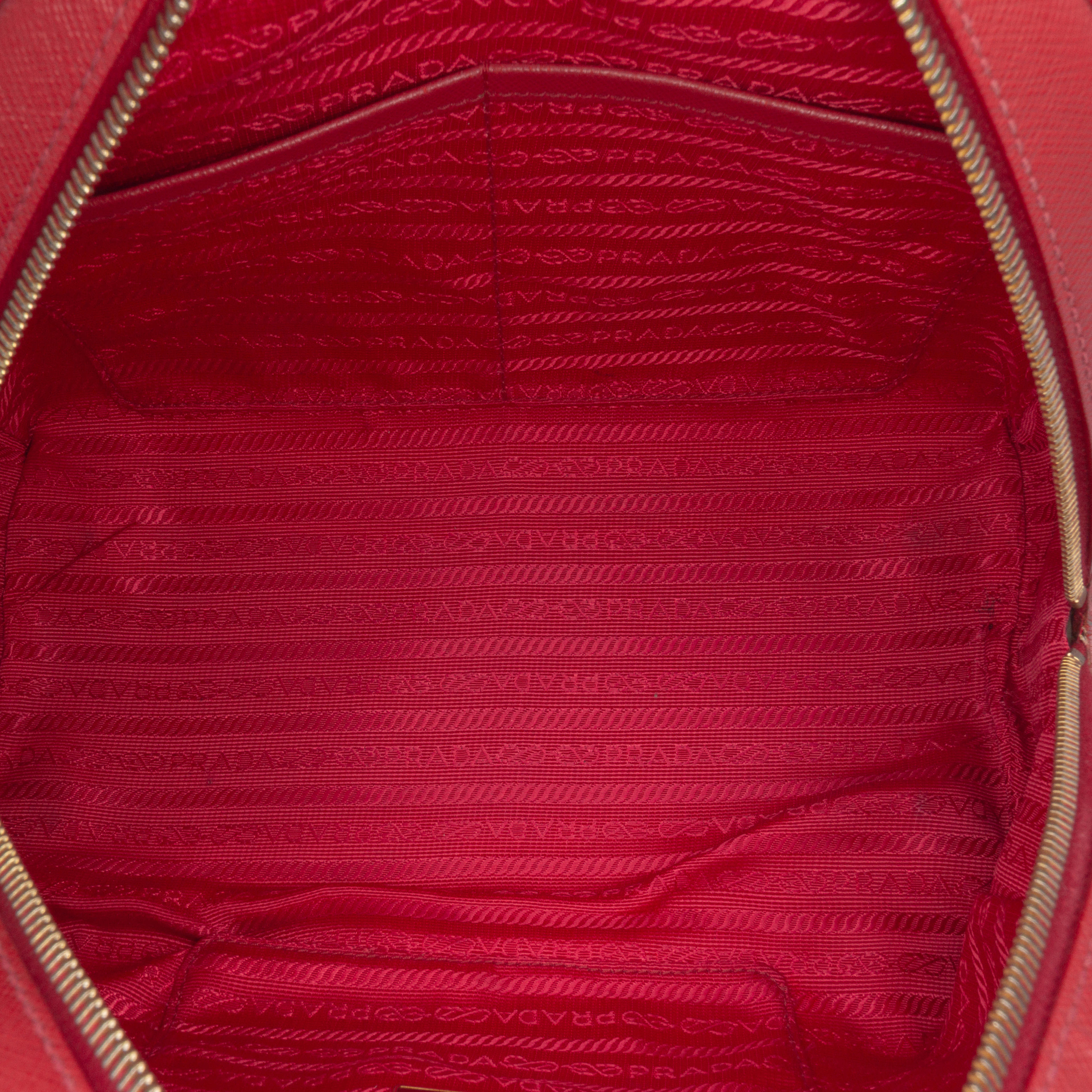 Prada Saffiano Lux Bowling Bag, från Luxclusif, i färgen red. Klicka för att öppna bilden i stort format