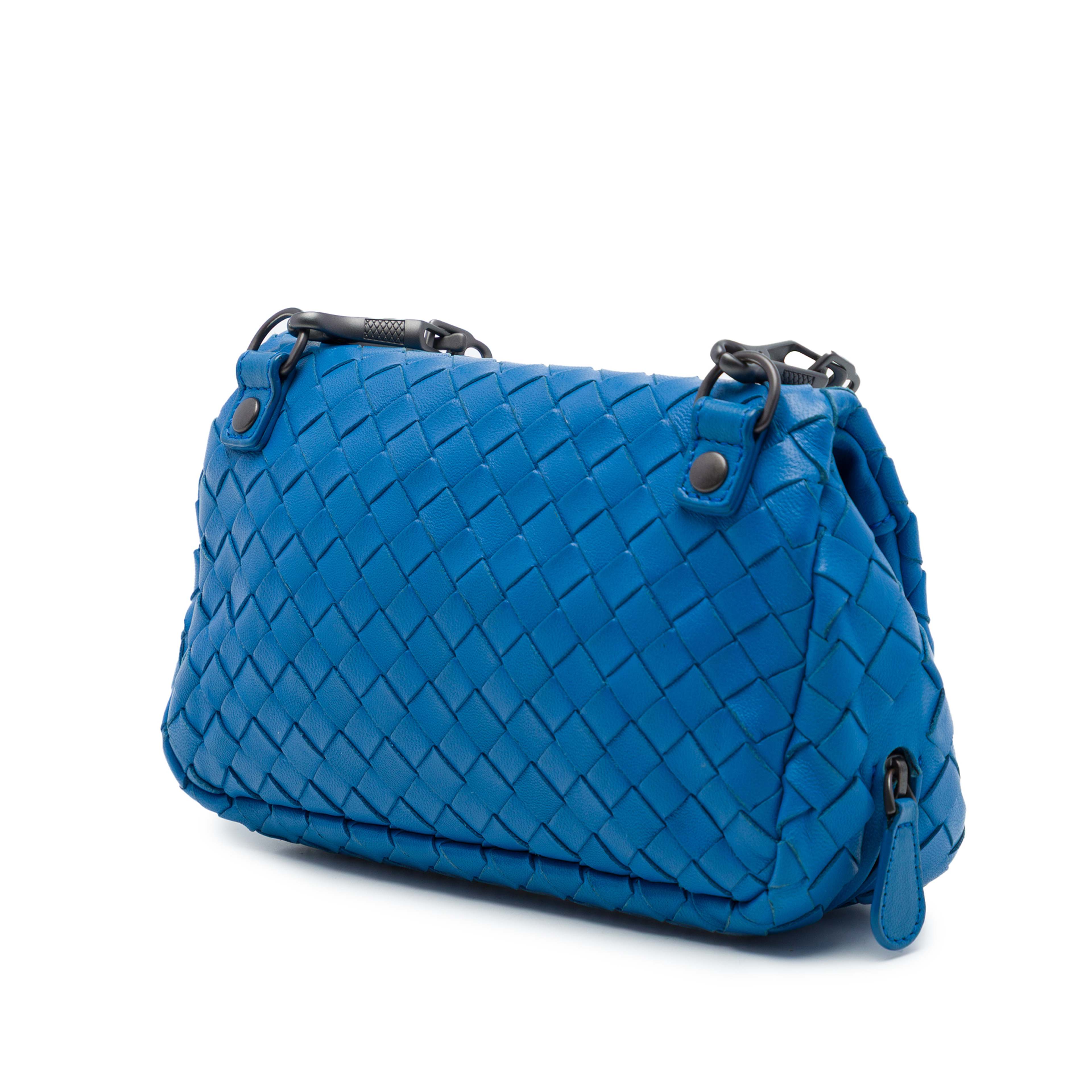 Bottega Veneta Mini Nappa Intrecciato Expandable Chain Flap Crossbody, från Luxclusif, i färgen blå. Klicka för att öppna bilden i stort format