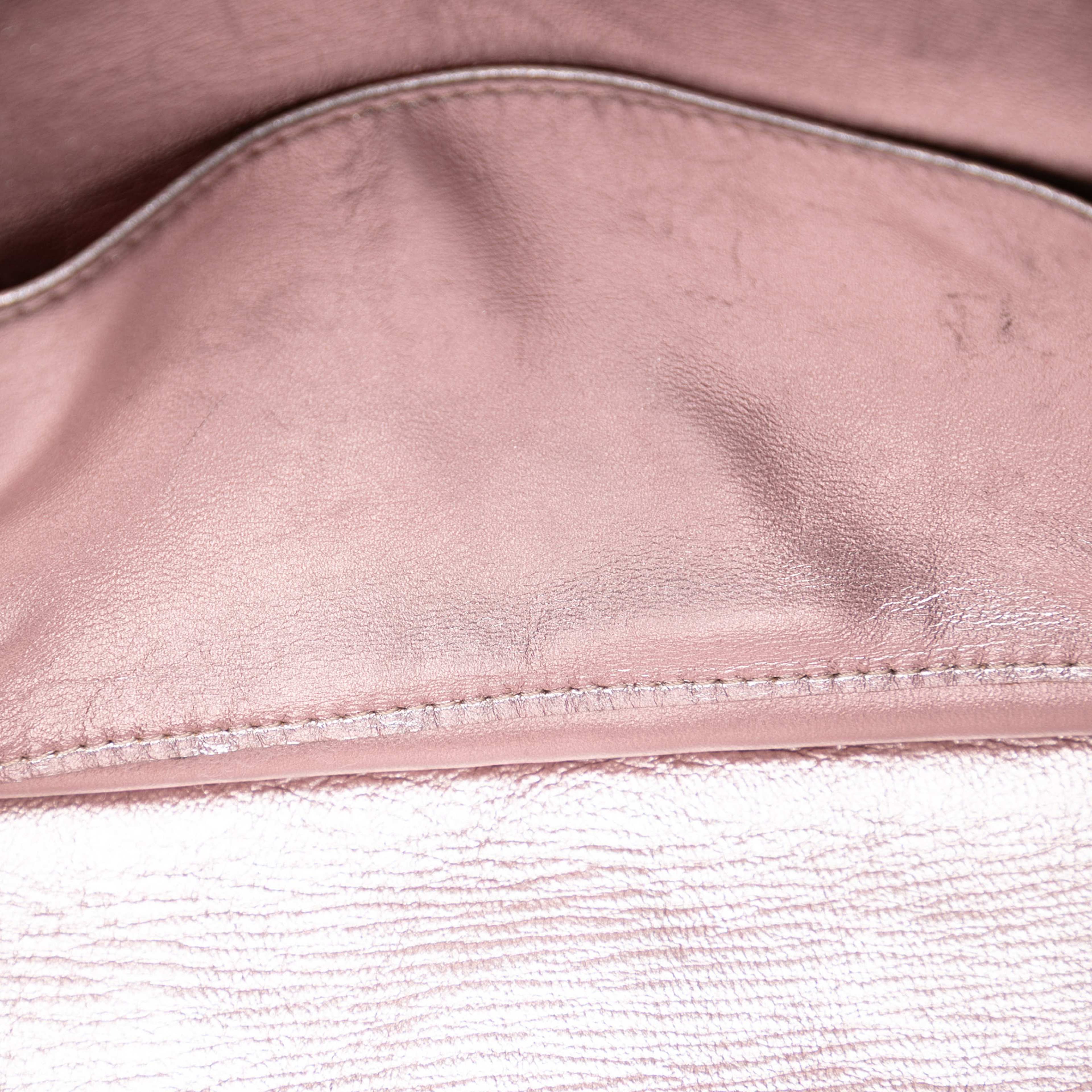 Chanel Small Pvc Star Lace Single Flap, från Luxclusif, i färgen black. Klicka för att öppna bilden i stort format