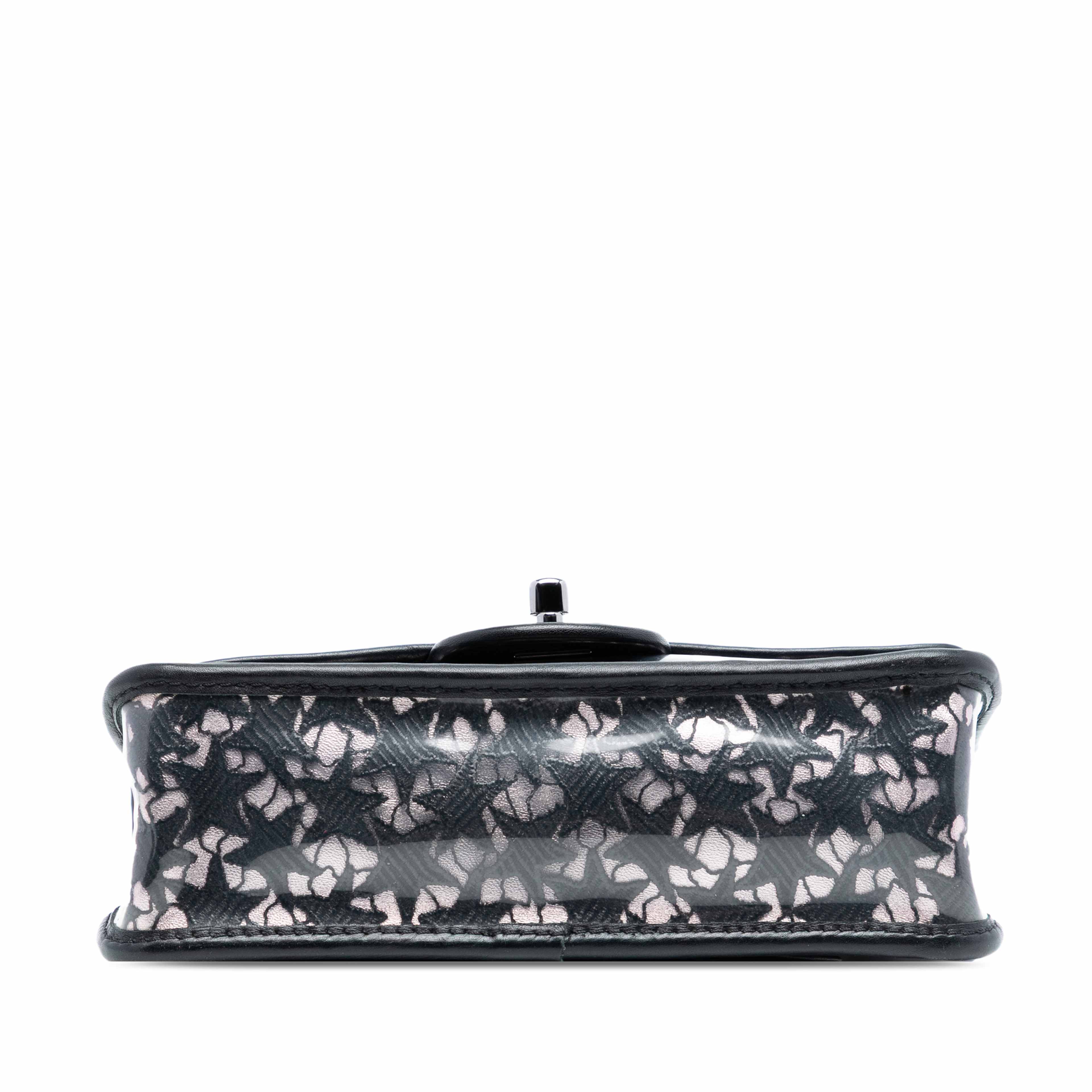 Chanel Small Pvc Star Lace Single Flap, från Luxclusif, i färgen black. Klicka för att öppna bilden i stort format