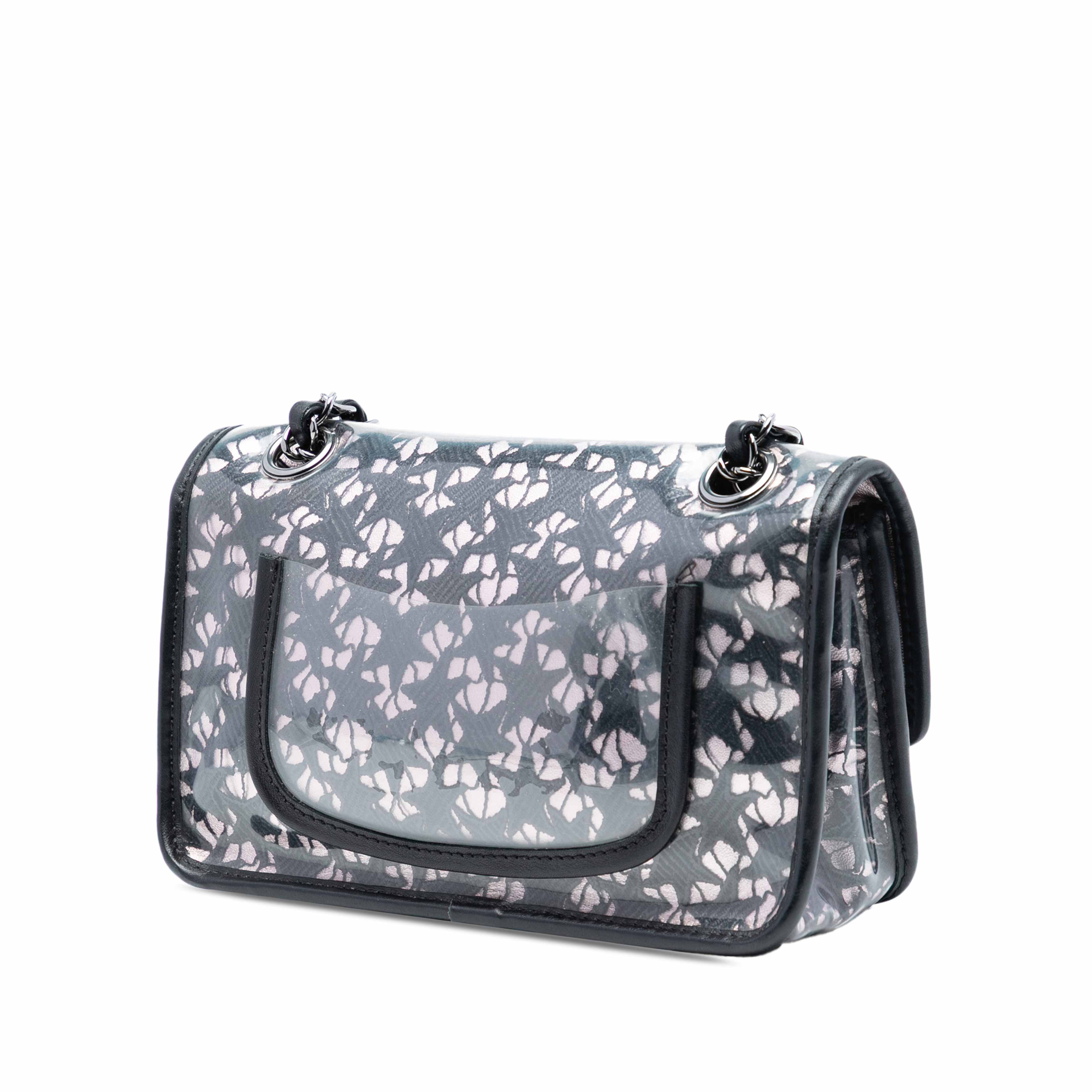 Chanel Small Pvc Star Lace Single Flap, från Luxclusif, i färgen black. Klicka för att öppna bilden i stort format