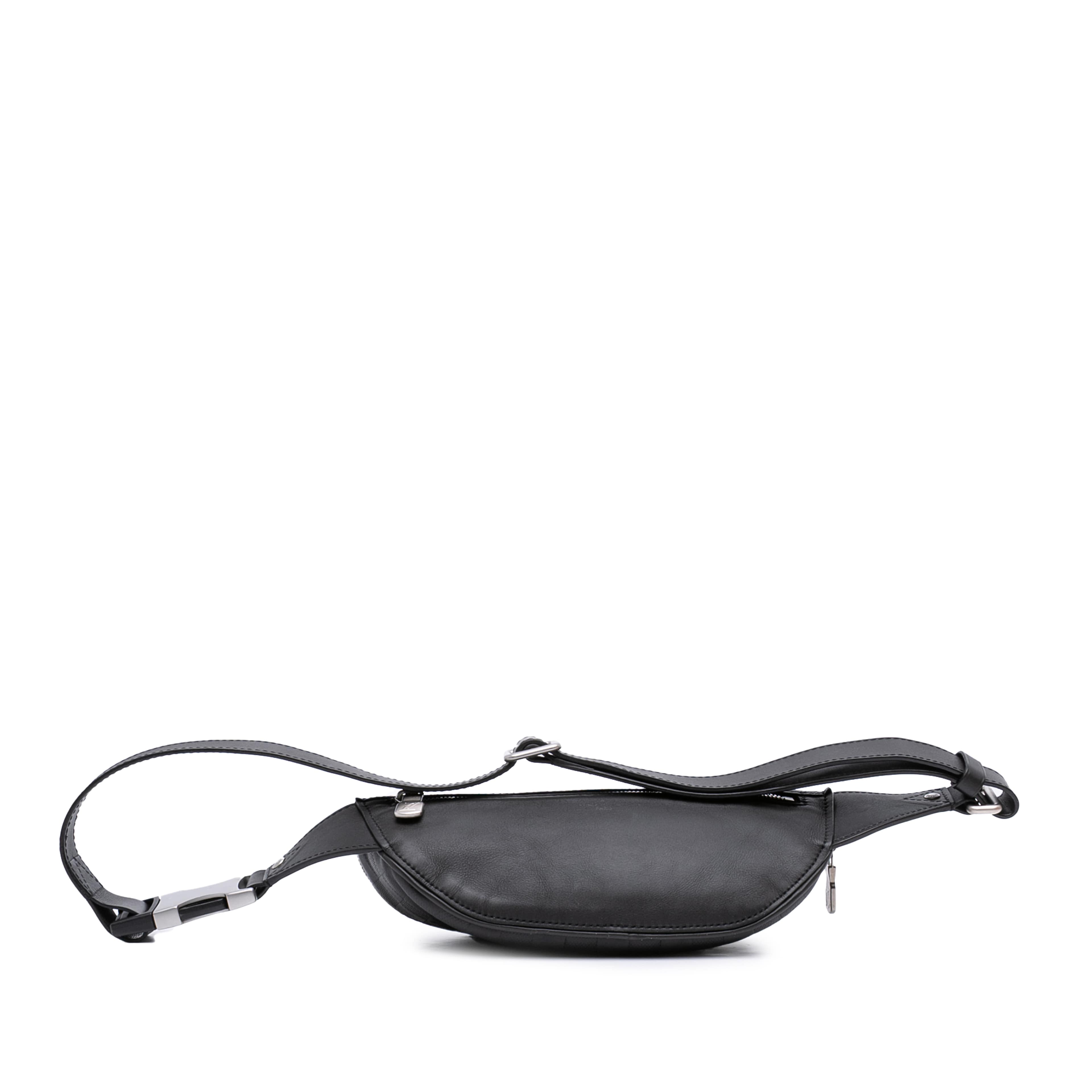 Louis Vuitton Damier Infini Campus Bumbag, från Luxclusif, i färgen black. Klicka för att öppna bilden i stort format