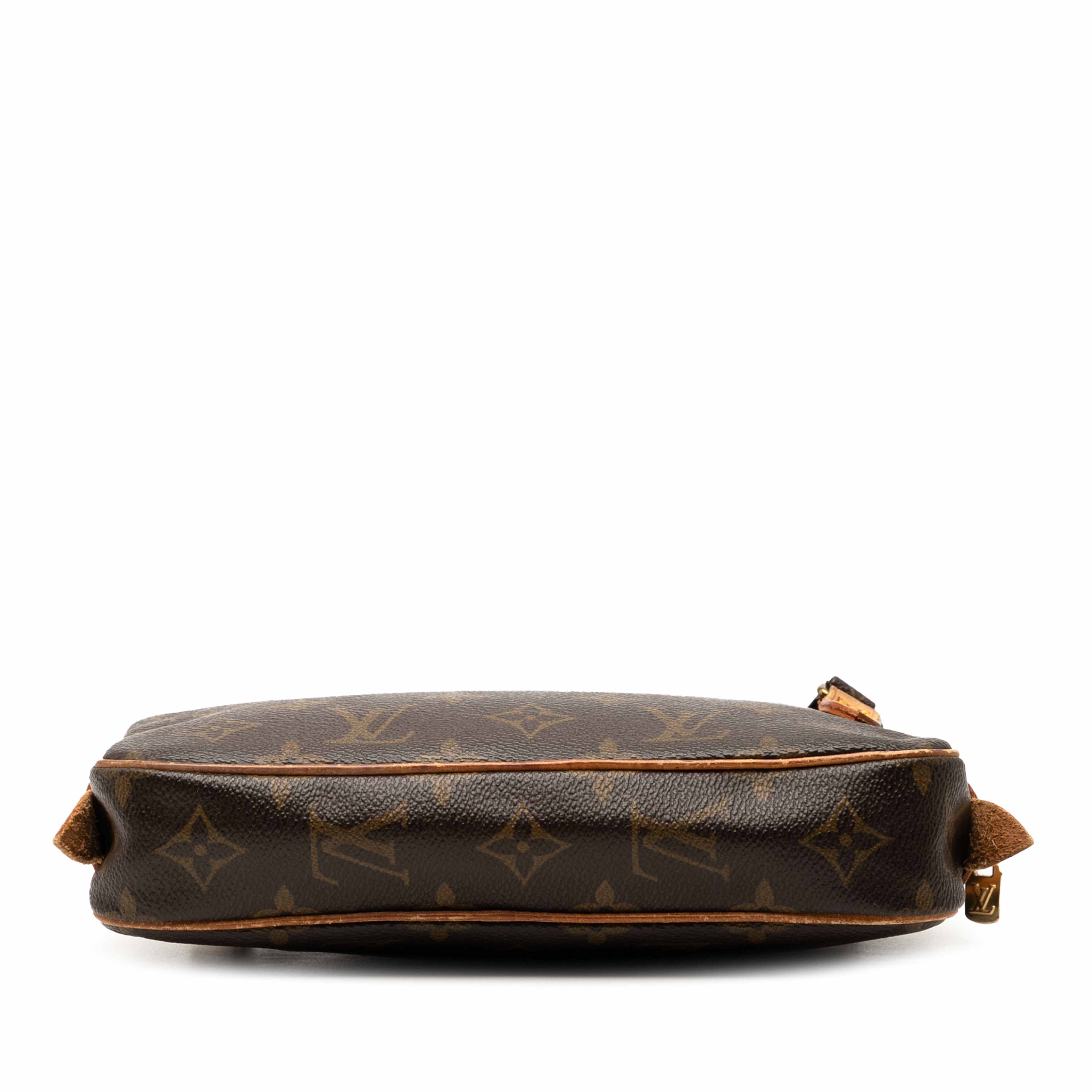 Louis Vuitton Monogram Pochette Marly Bandouliere, från Luxclusif, i färgen brown. Klicka för att öppna bilden i stort format