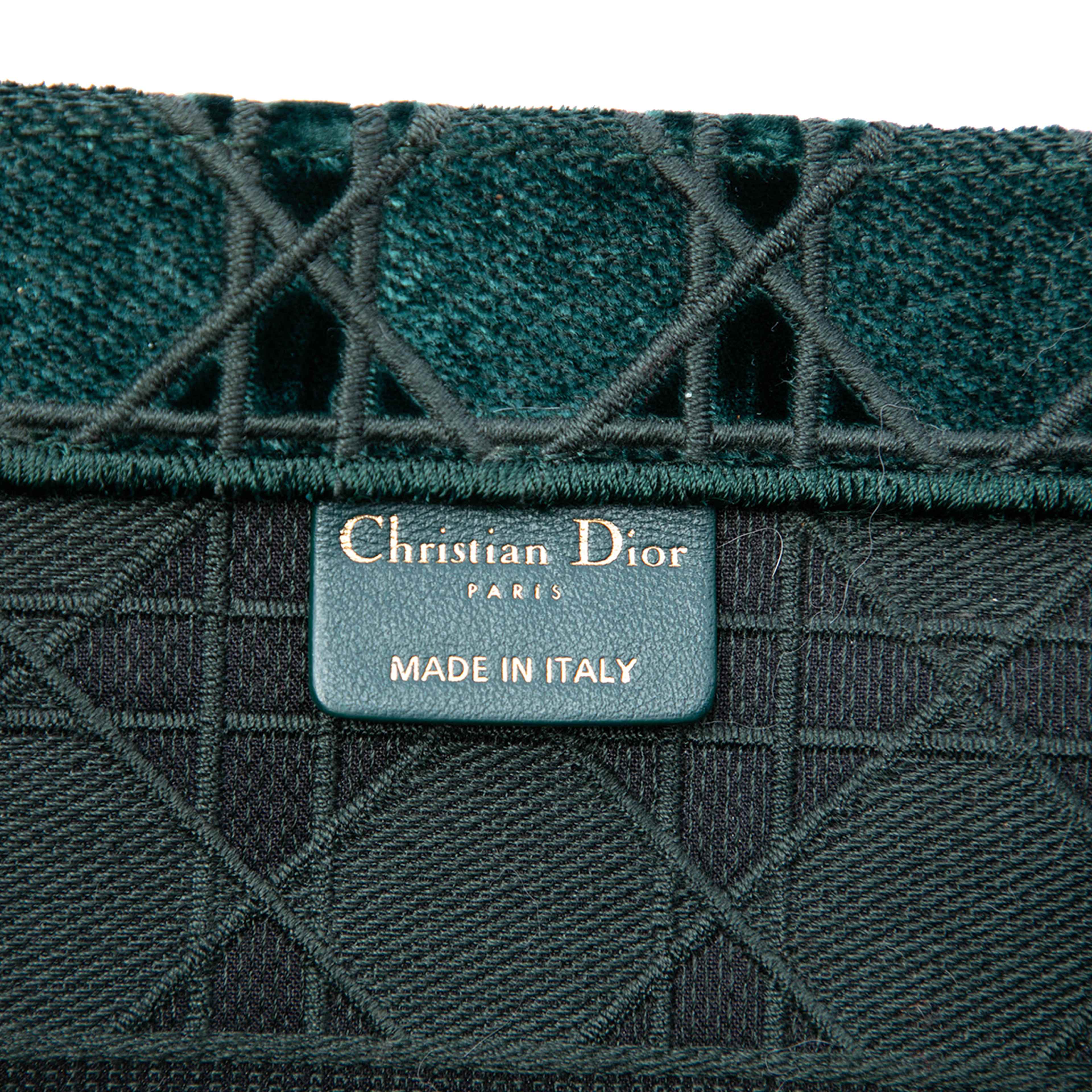 Dior Medium Embroidered Velvet Cannage Book Tote, från Luxclusif, i färgen dark green. Klicka för att öppna bilden i stort format
