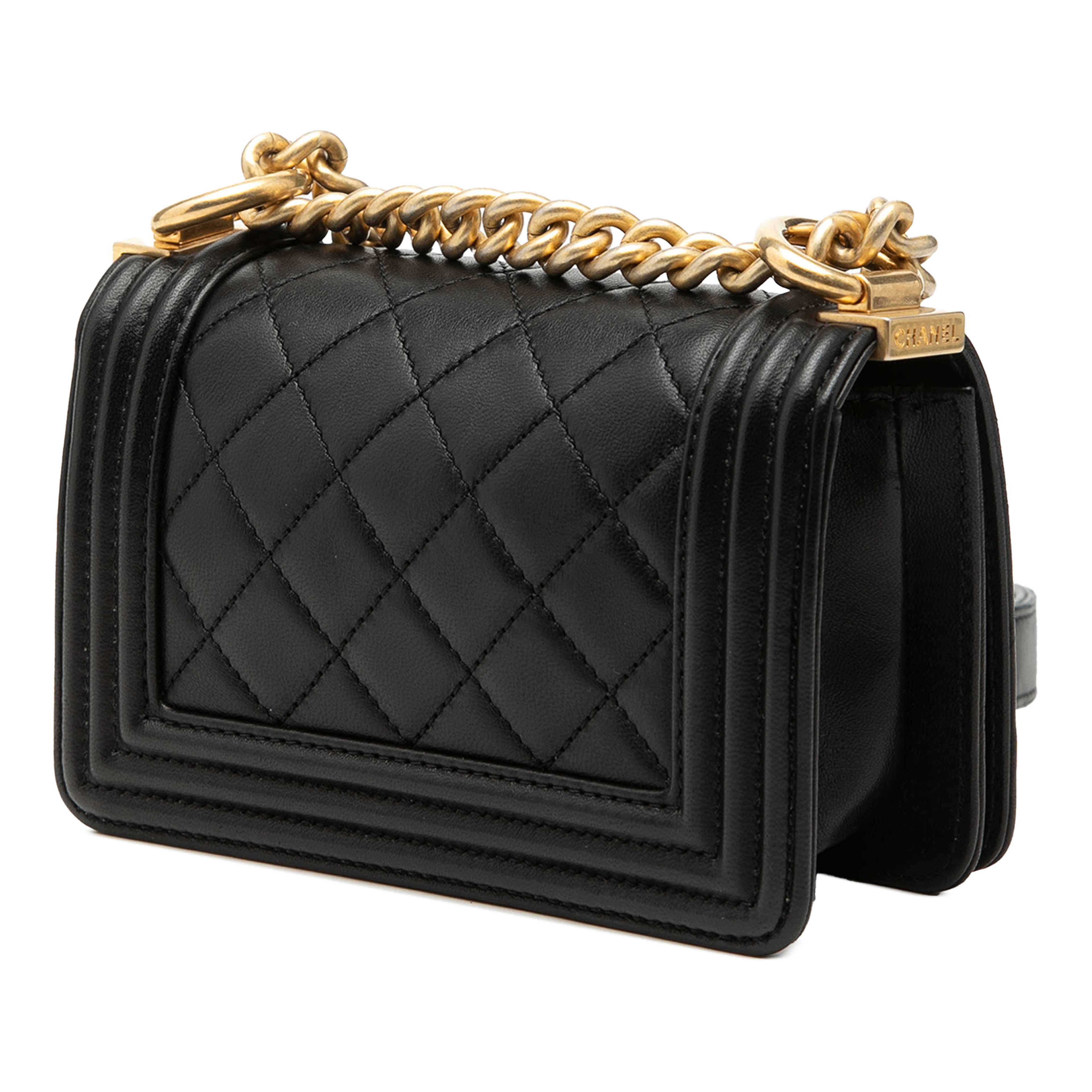 Chanel Mini Quilted Lambskin Boy Flap, från Luxclusif, i färgen svart. Klicka för att öppna bilden i stort format