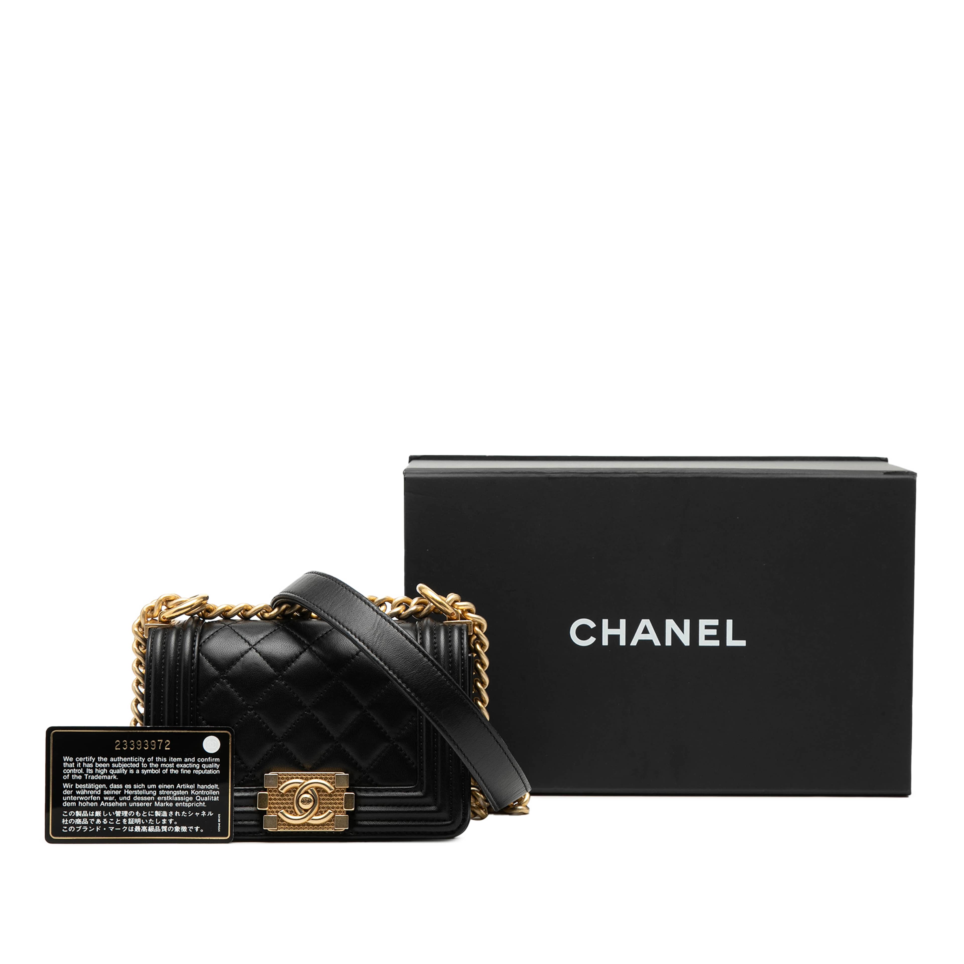 Chanel Mini Quilted Lambskin Boy Flap, från Luxclusif, i färgen svart. Klicka för att öppna bilden i stort format