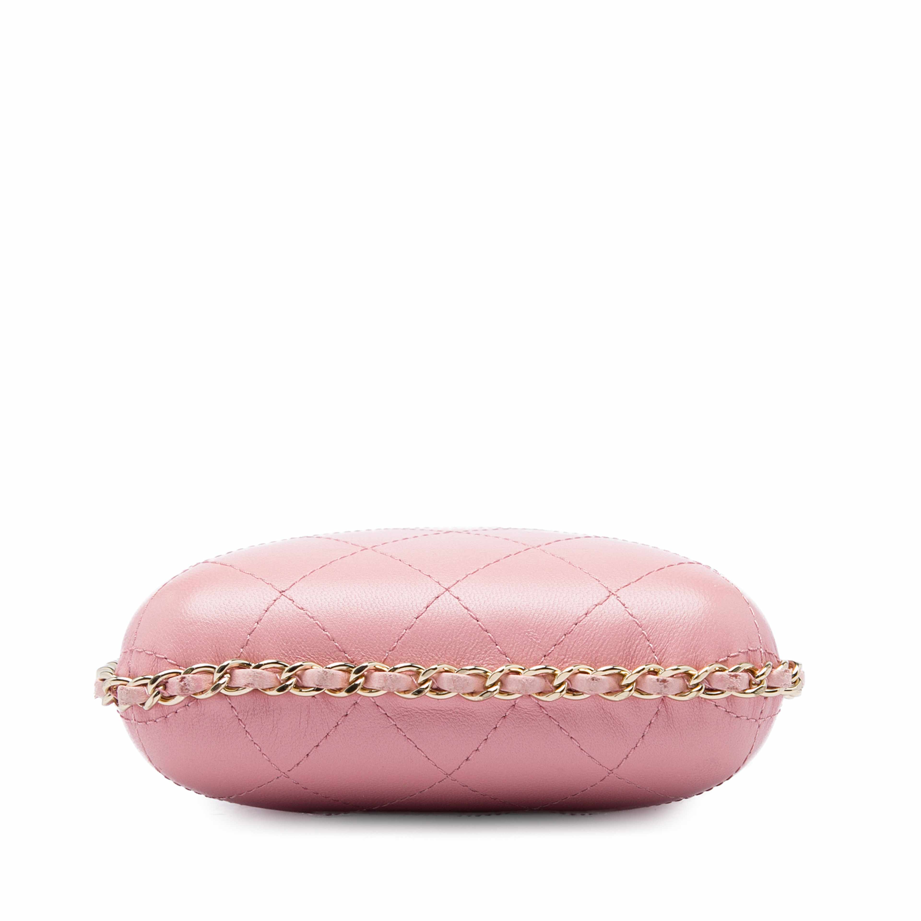 Chanel Cc Quilted Lambskin Chain Around Phone Holder, från Luxclusif, i färgen rosa. Klicka för att öppna bilden i stort format