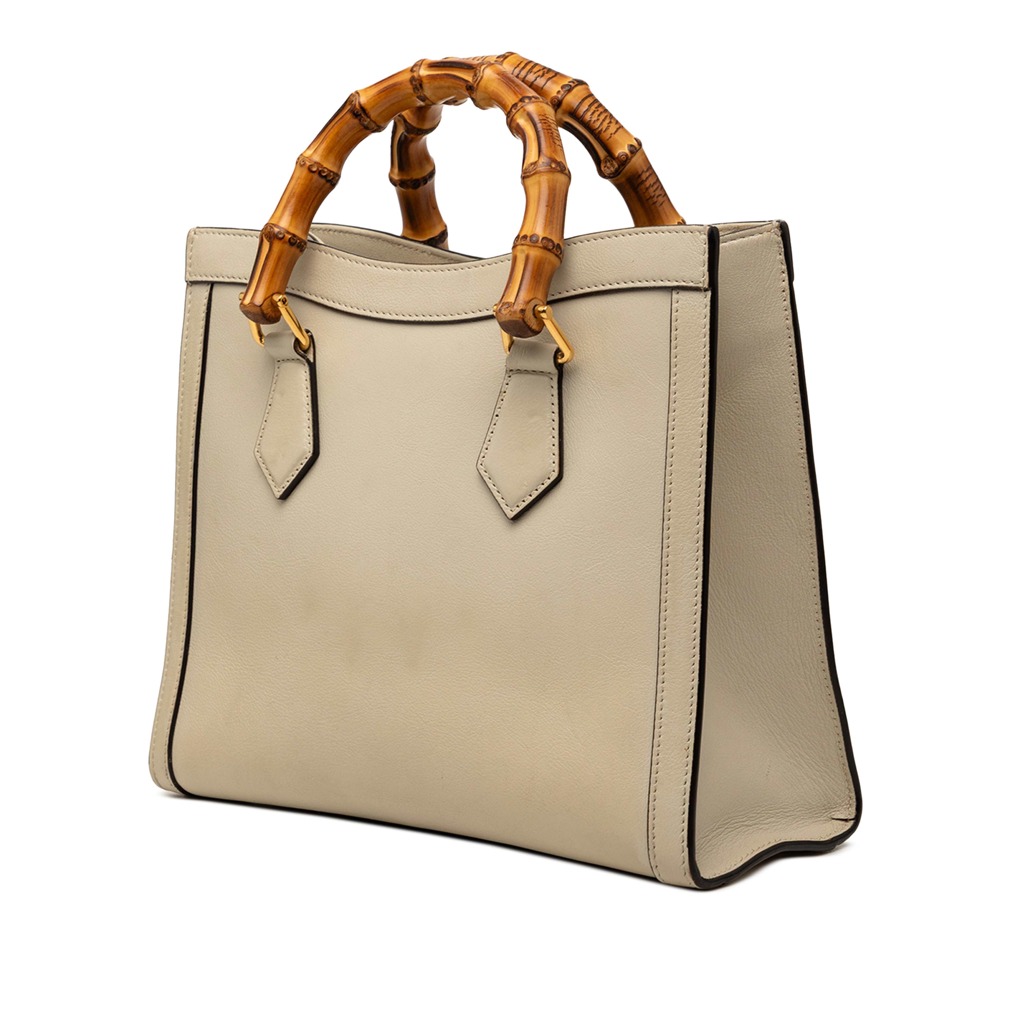 Gucci Small Calfskin Bamboo Diana Satchel, från Luxclusif, i färgen light beige. Klicka för att öppna bilden i stort format