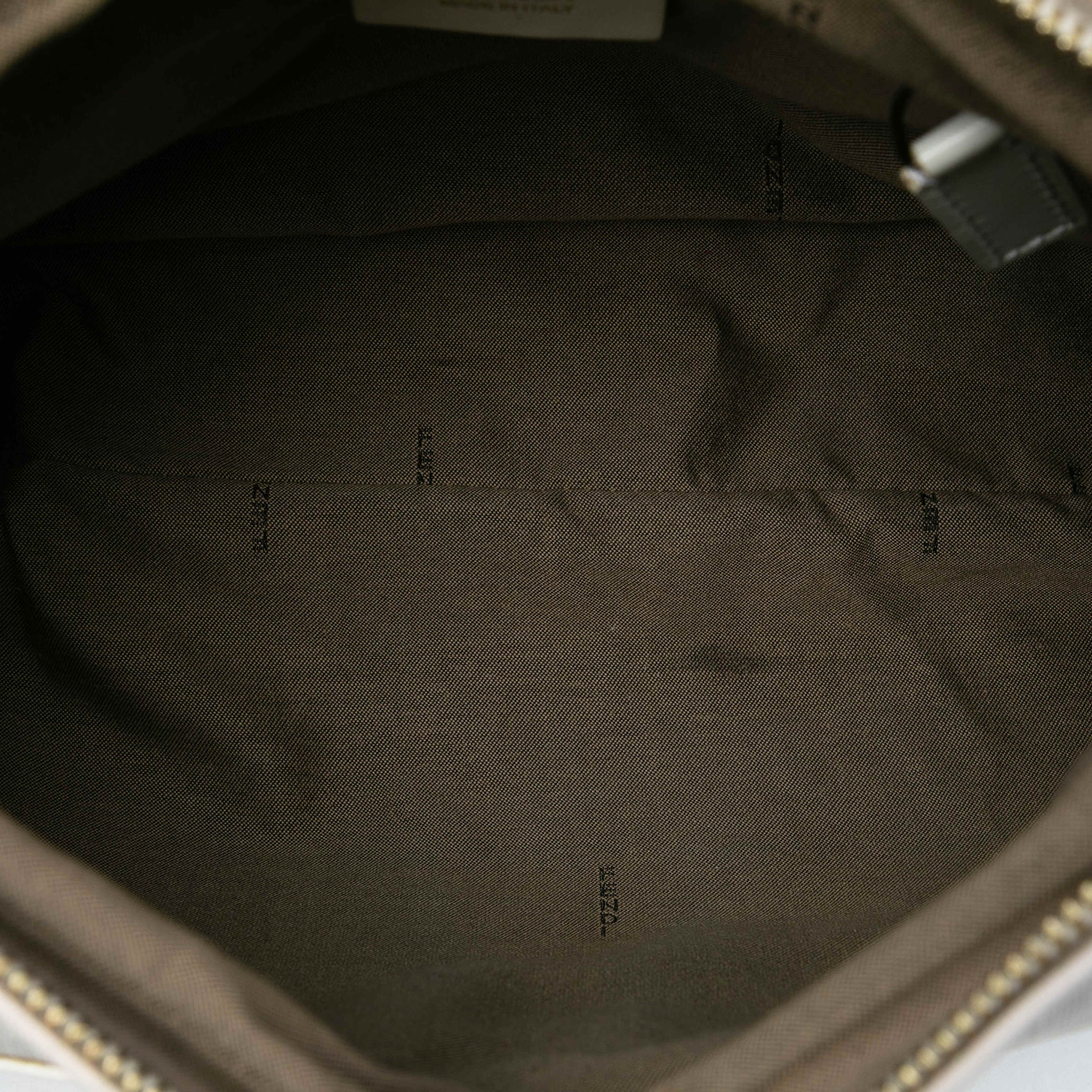 Fendi Zucca Coated Canvas Chef Shoulder Bag, från Luxclusif, i färgen white. Klicka för att öppna bilden i stort format