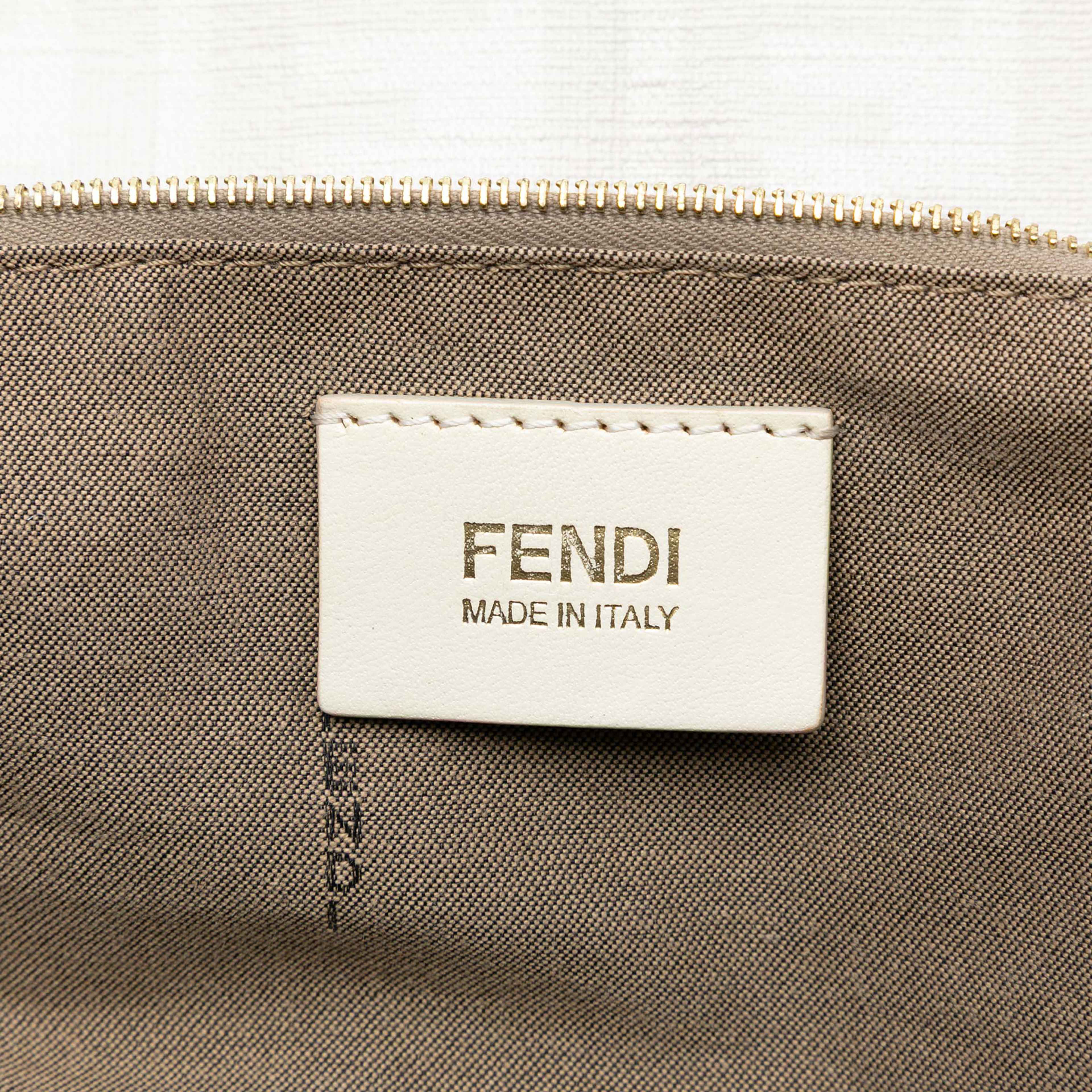 Fendi Zucca Coated Canvas Chef Shoulder Bag, från Luxclusif, i färgen white. Klicka för att öppna bilden i stort format