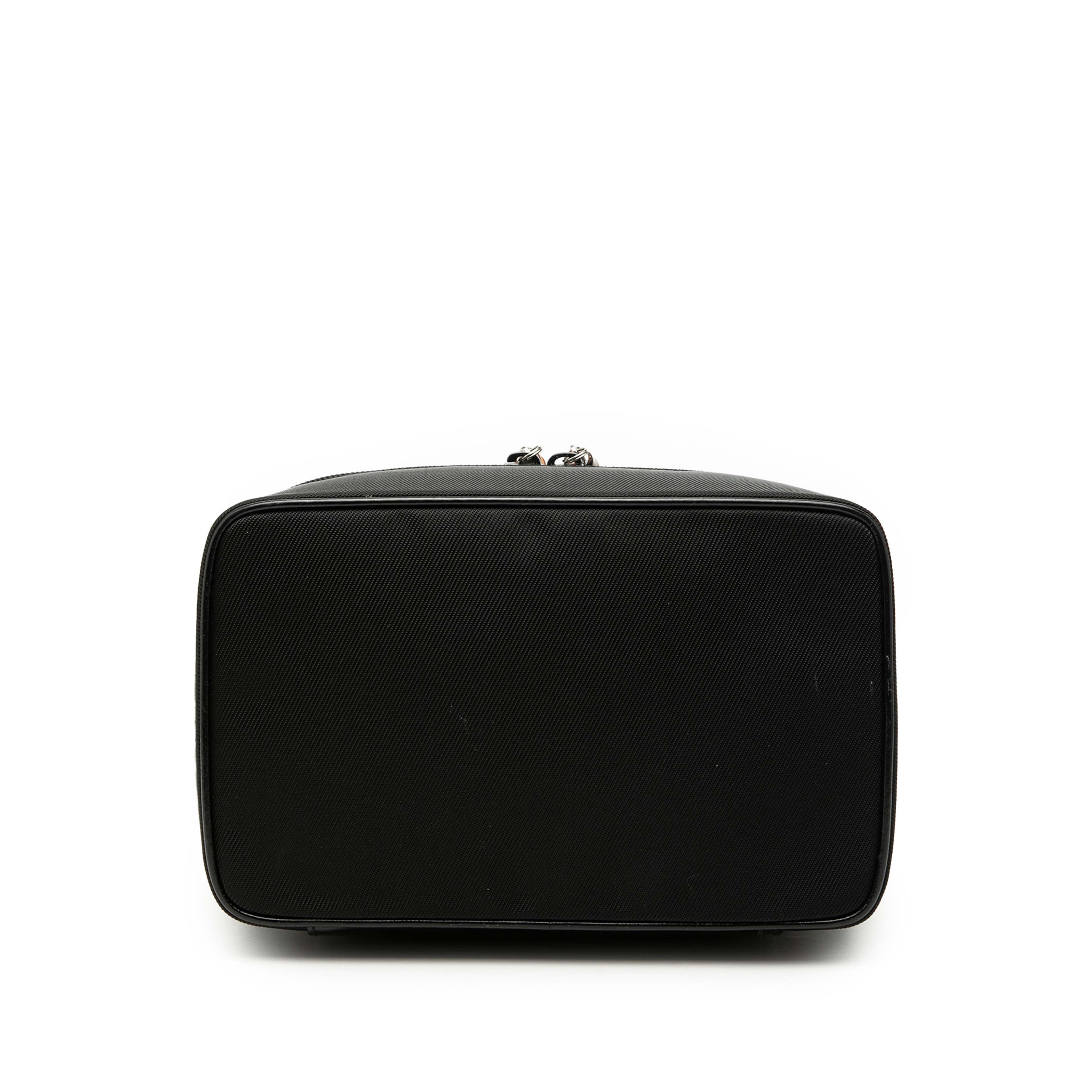 Gucci Nylon Bamboo Vanity Bag, från Luxclusif, i färgen svart. Klicka för att öppna bilden i stort format