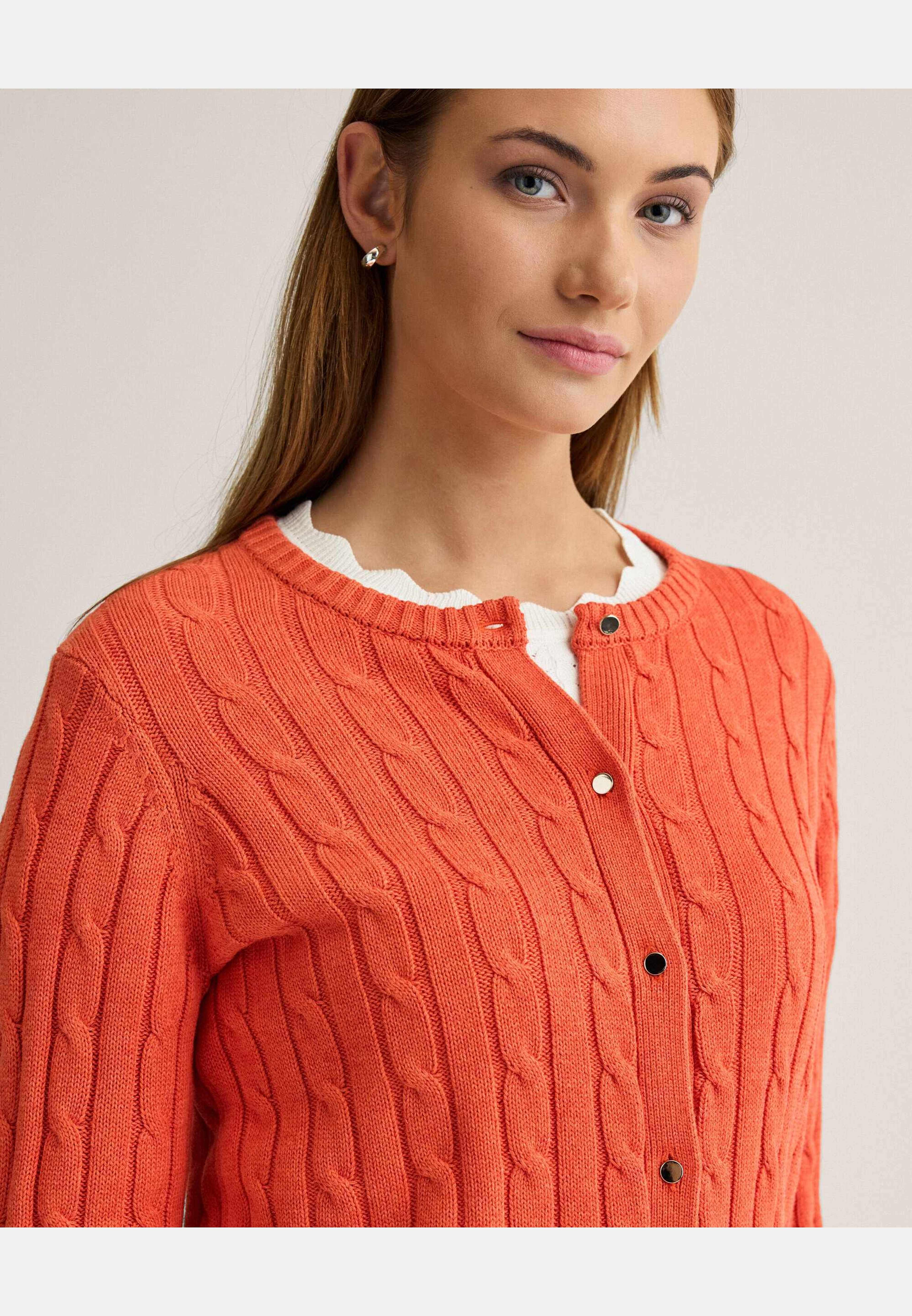 Brittany Cardigan, från Newhouse, i färgen orange. Klicka för att öppna bilden i stort format