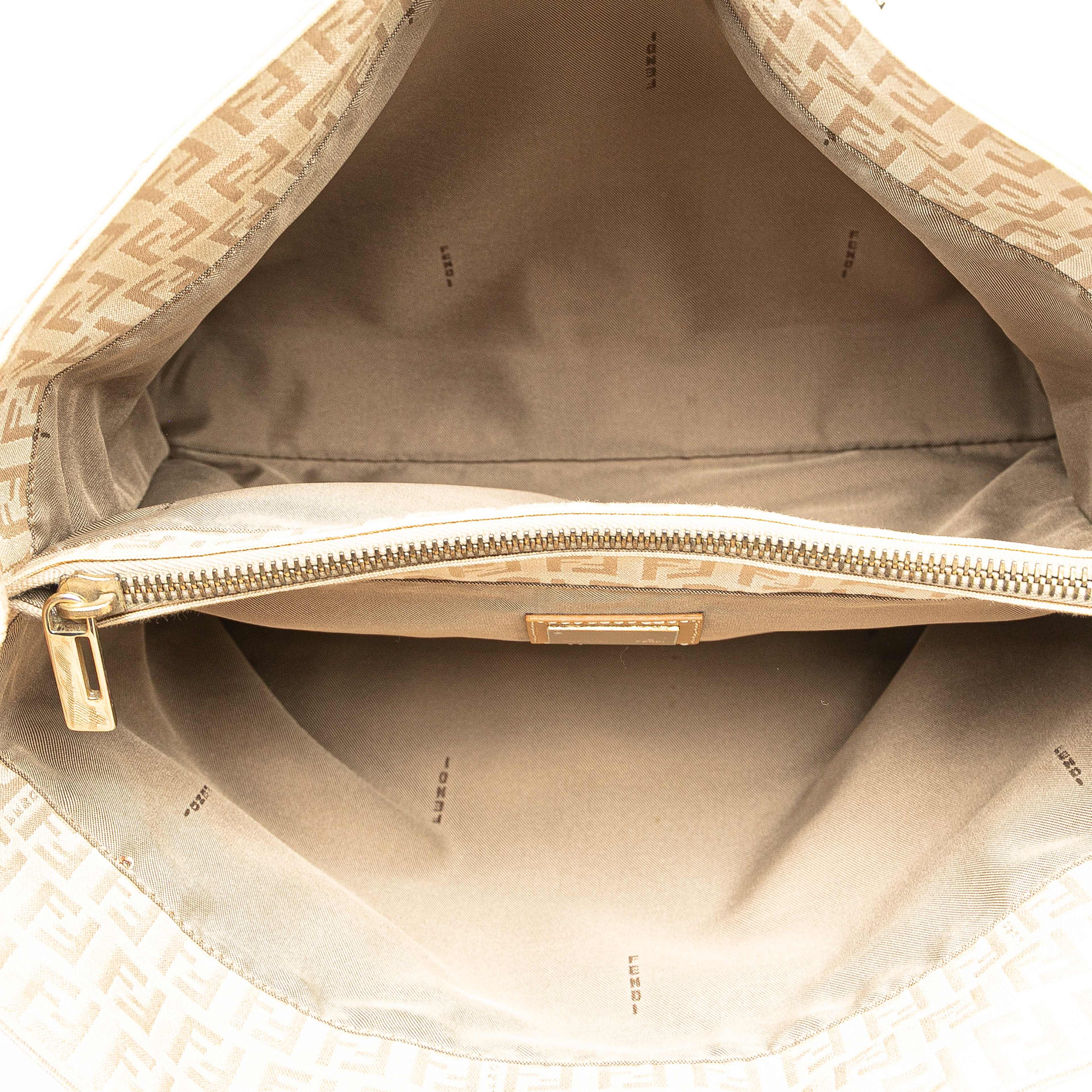 Fendi Zucchino Canvas Tote, från Luxclusif, i färgen light beige. Klicka för att öppna bilden i stort format